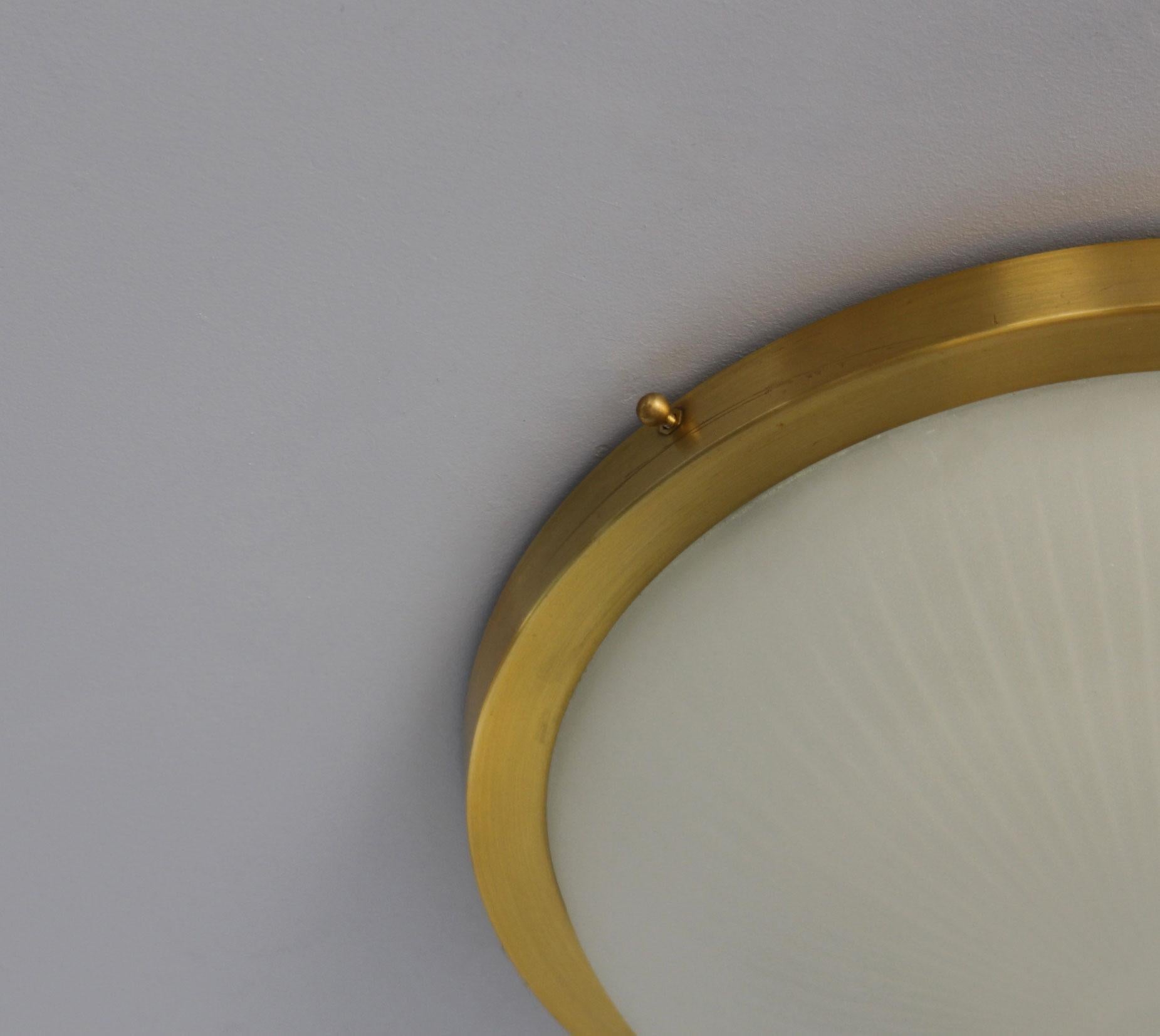 Paire de luminaires encastrés en verre rond et laiton de style Art Déco français par Perzel en vente 6