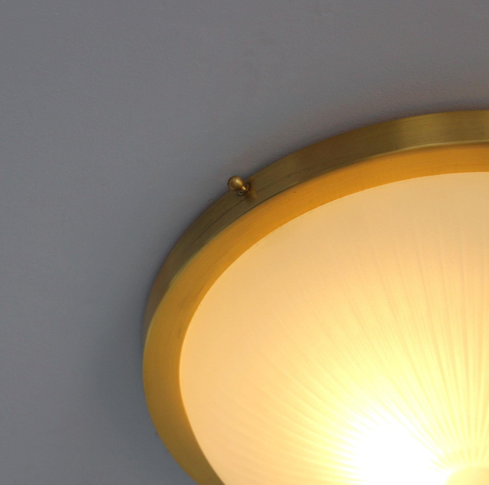 Paire de luminaires encastrés en verre rond et laiton de style Art Déco français par Perzel en vente 7