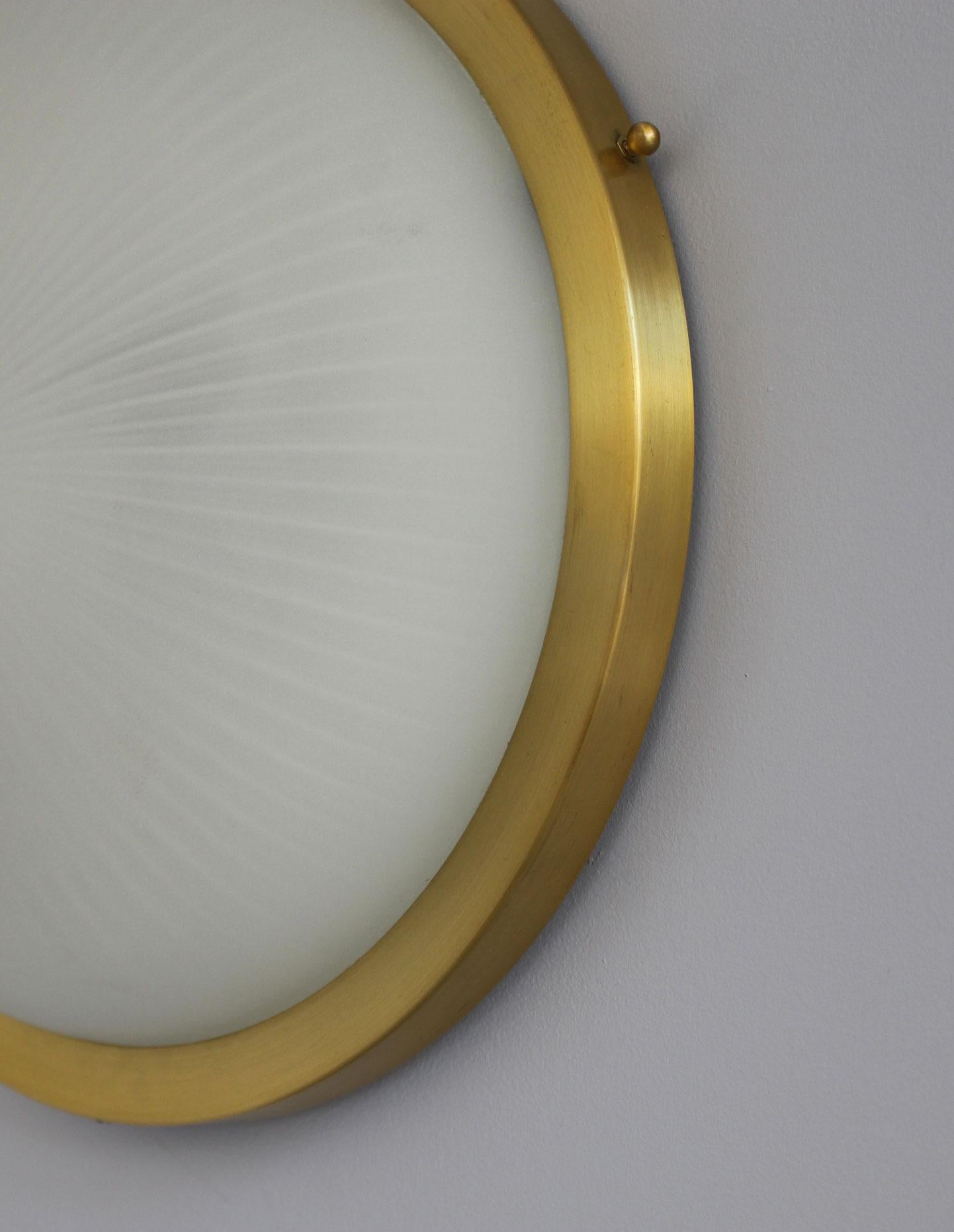 Paire de luminaires encastrés en verre rond et laiton de style Art Déco français par Perzel en vente 8