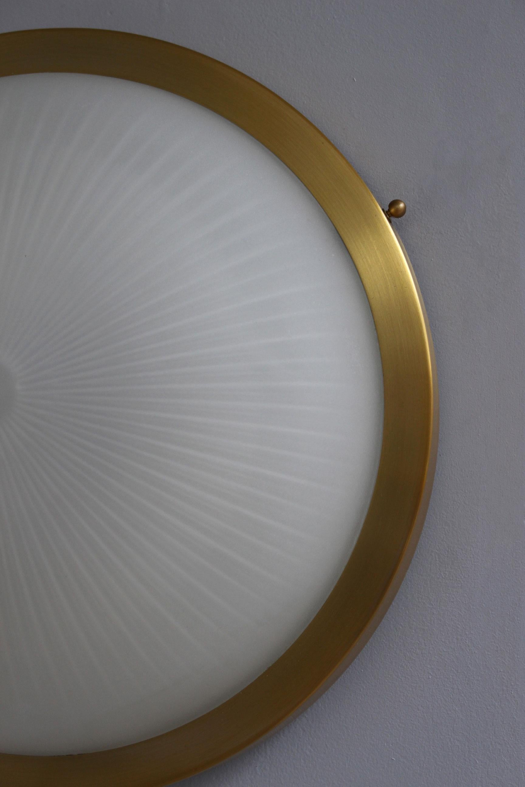Paire de luminaires encastrés en verre rond et laiton de style Art Déco français par Perzel en vente 9