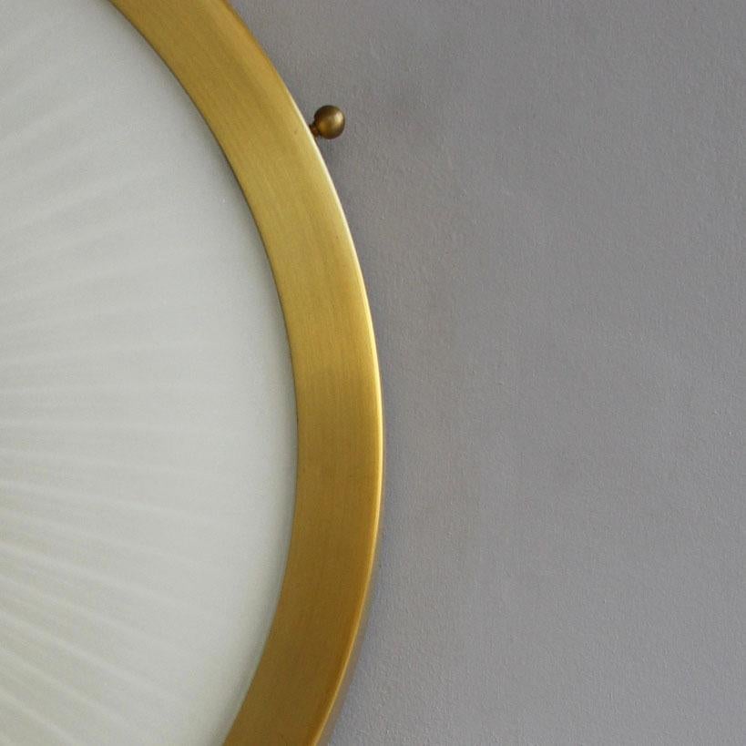 Paire de luminaires encastrés en verre rond et laiton de style Art Déco français par Perzel en vente 10