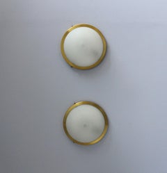 Ein Paar feine französische Art-Déco-Einbaubeleuchtung aus rundem Glas und Messing von Perzel