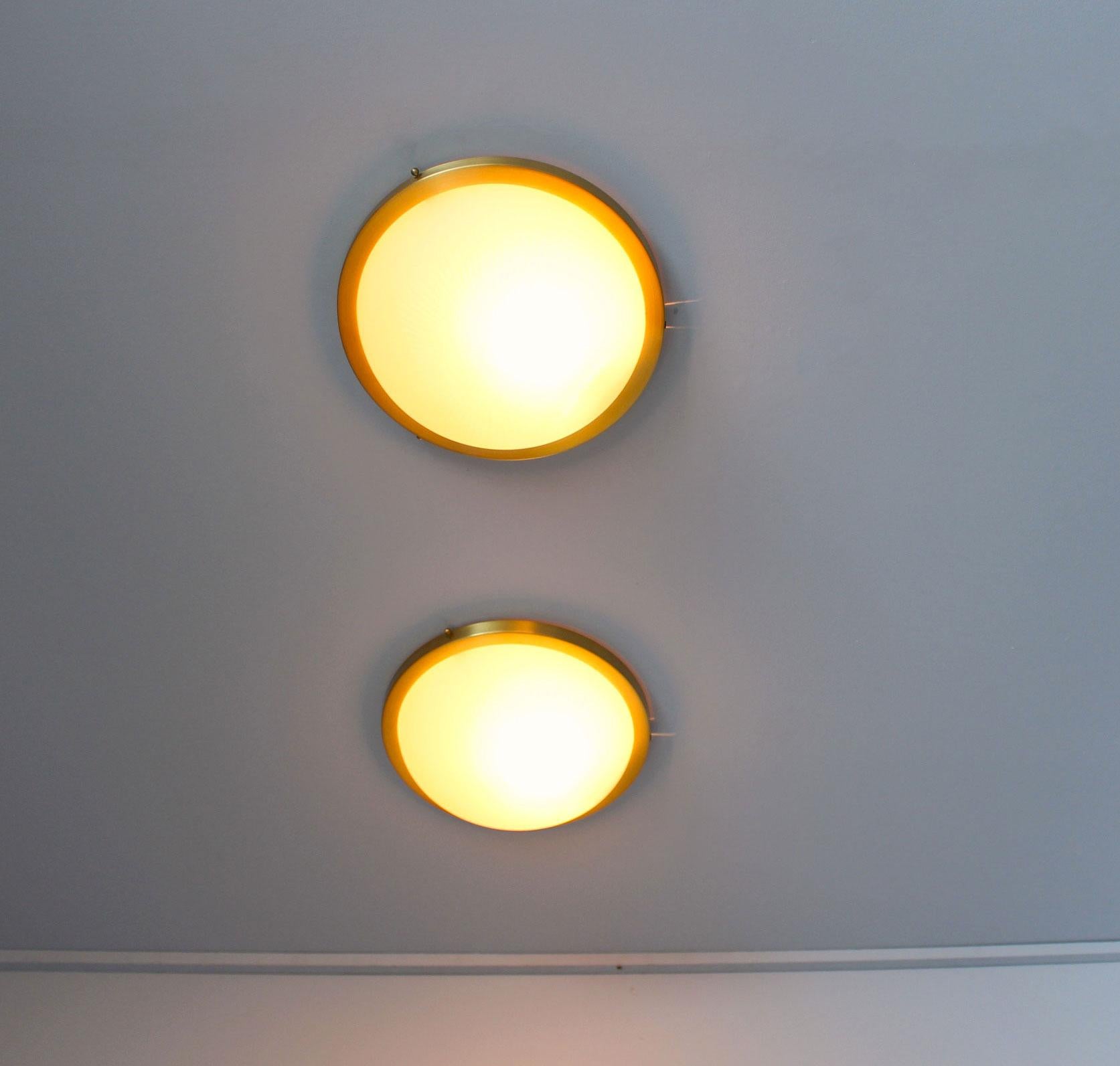 Art déco Paire de luminaires encastrés en verre rond et laiton de style Art Déco français par Perzel en vente