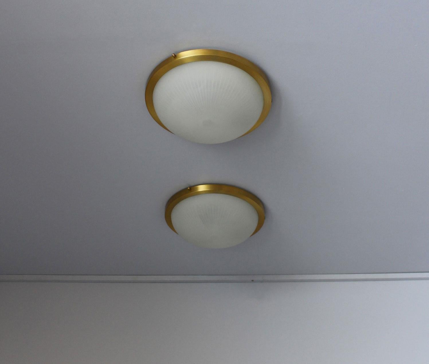 Français Paire de luminaires encastrés en verre rond et laiton de style Art Déco français par Perzel en vente