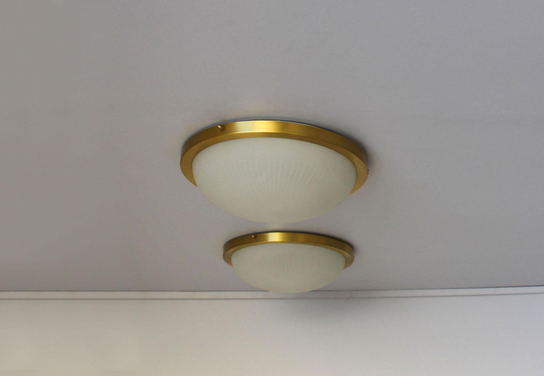 Dépoli Paire de luminaires encastrés en verre rond et laiton de style Art Déco français par Perzel en vente