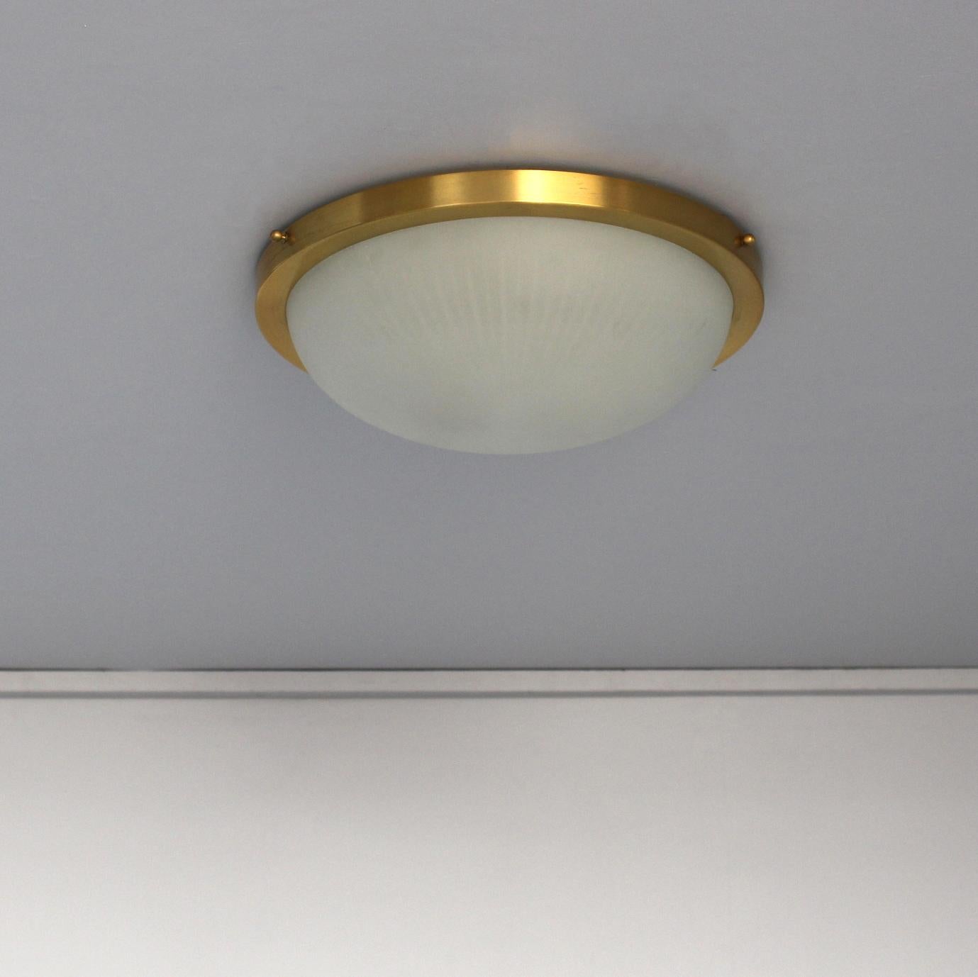 Paire de luminaires encastrés en verre rond et laiton de style Art Déco français par Perzel Bon état - En vente à Long Island City, NY