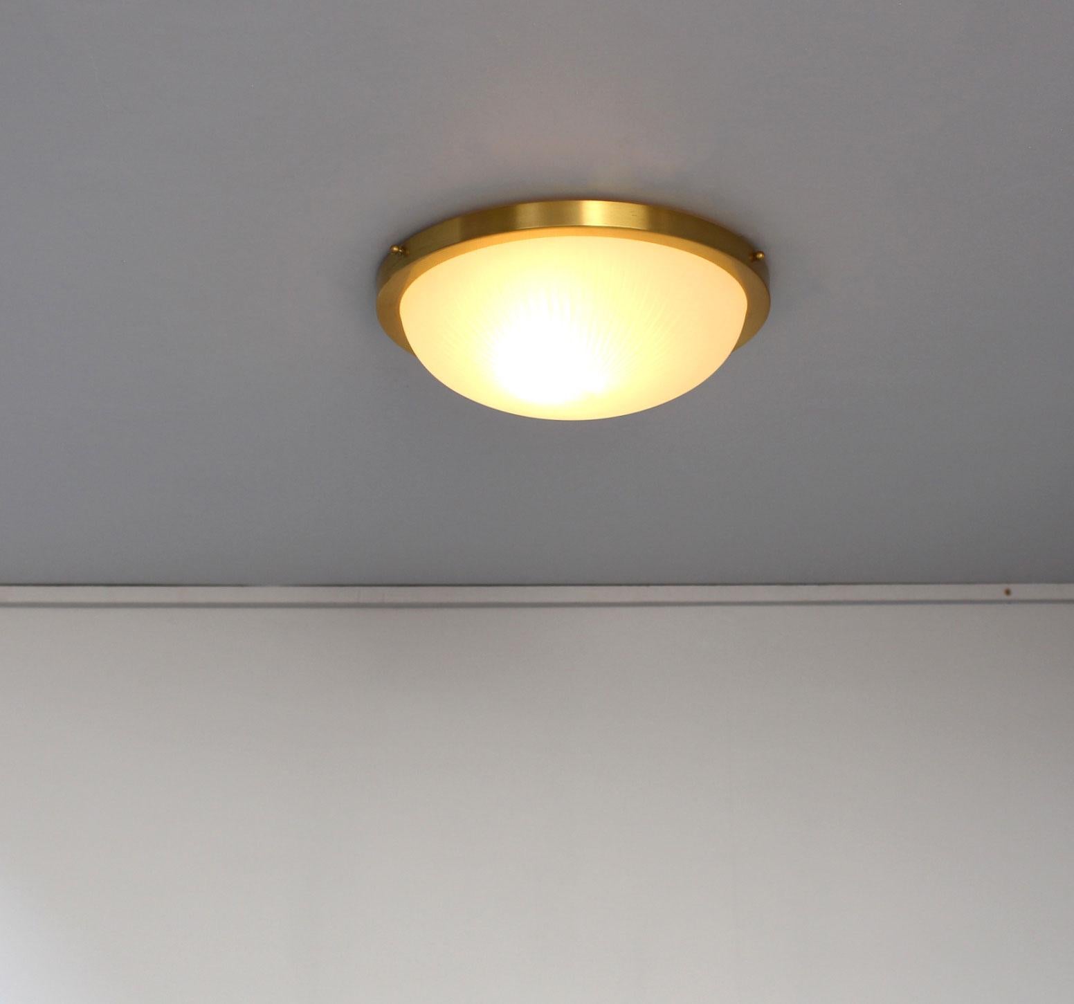 Milieu du XXe siècle Paire de luminaires encastrés en verre rond et laiton de style Art Déco français par Perzel en vente