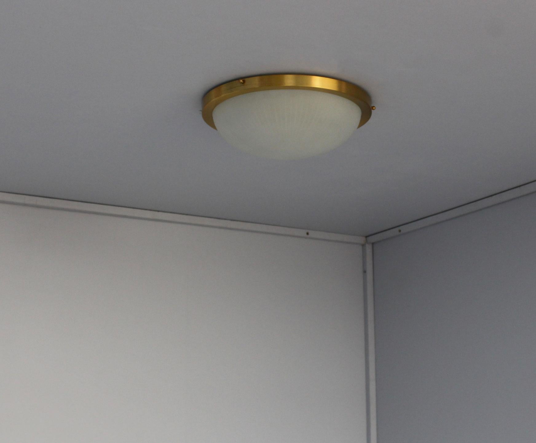 Laiton Paire de luminaires encastrés en verre rond et laiton de style Art Déco français par Perzel en vente