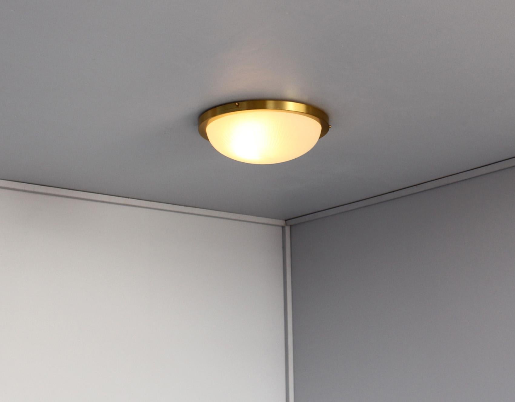 Paire de luminaires encastrés en verre rond et laiton de style Art Déco français par Perzel en vente 1