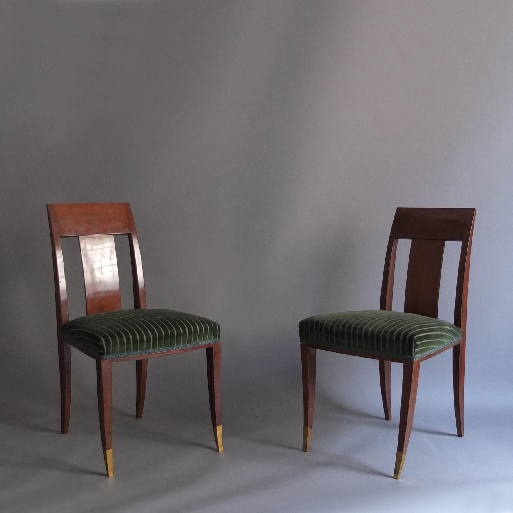 Paire de chaises latérales Art Déco en acajou avec sabots en bronze, à la manière d'Alfred Porteneuve.