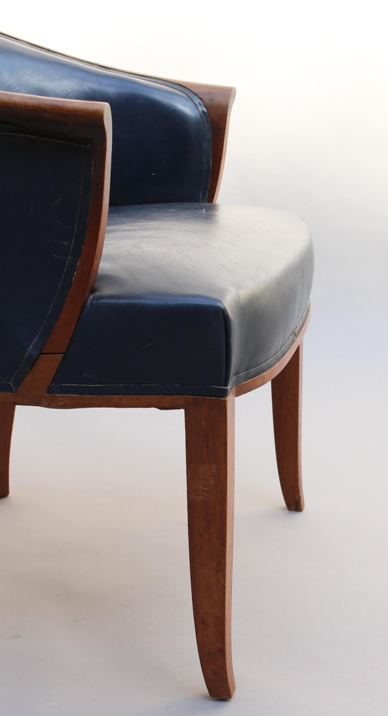 Ein Paar feine französische Art-Déco-Sessel aus Nussbaumholz von Leleu im Angebot 4