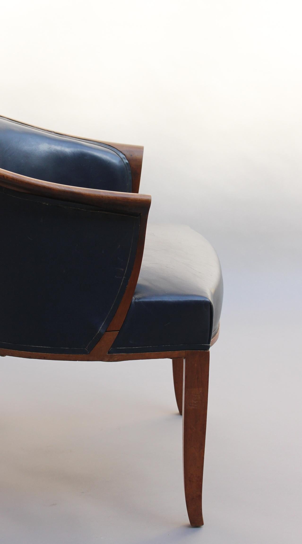 Ein Paar feine französische Art-Déco-Sessel aus Nussbaumholz von Leleu im Angebot 5