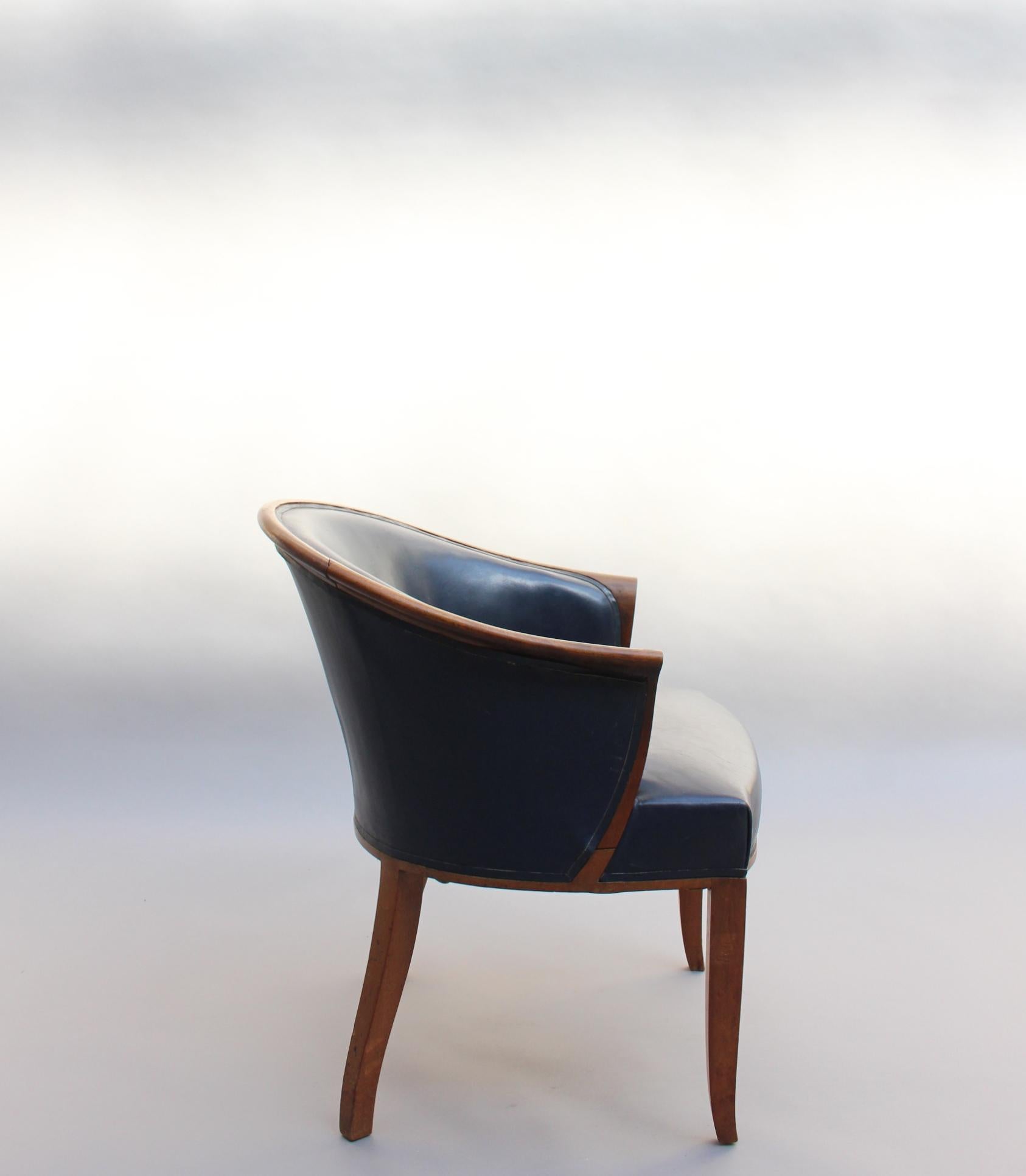 Milieu du XXe siècle Paire de fauteuils Art Déco français en noyer par Leleu en vente