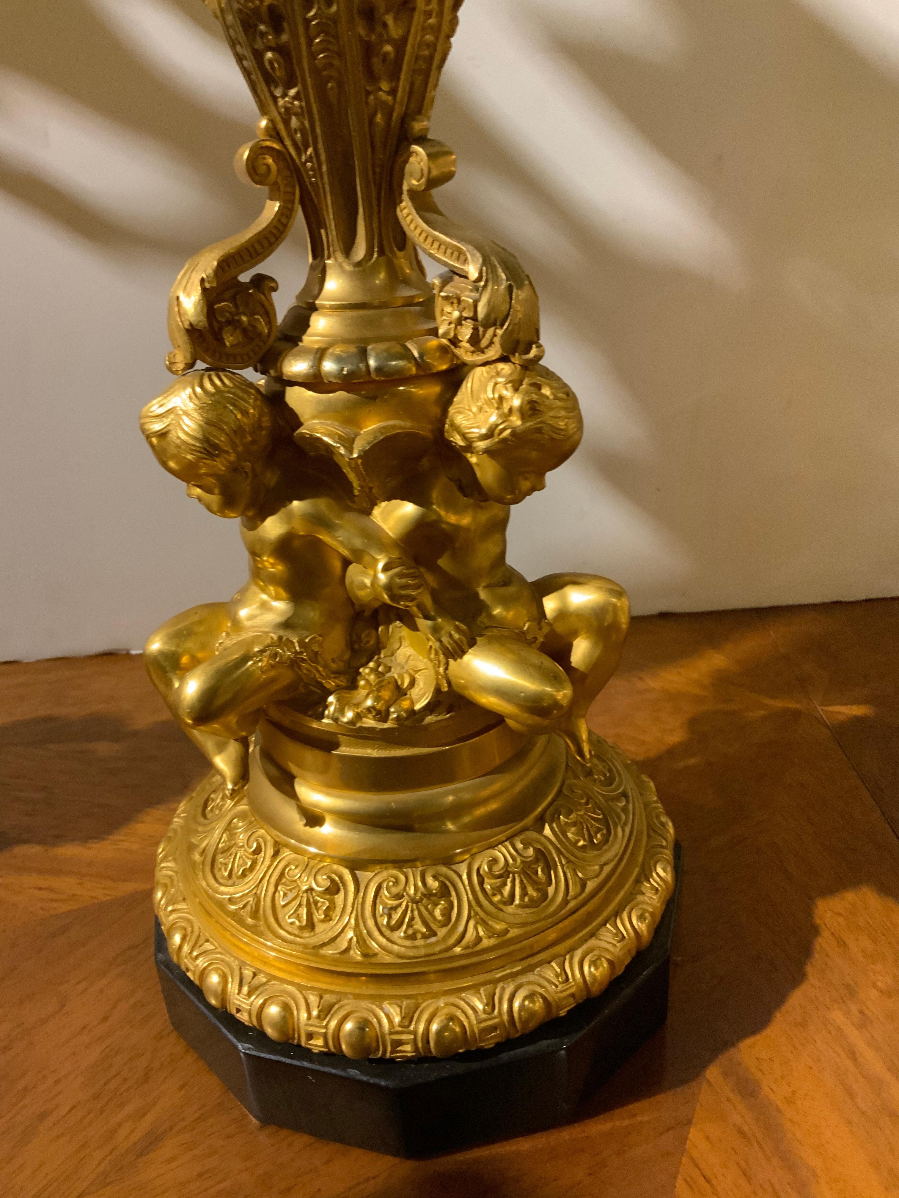 Francese Coppia di candelabri francesi in bronzo dorato, metà del XIX secolo. Sei ugelli a candela in vendita