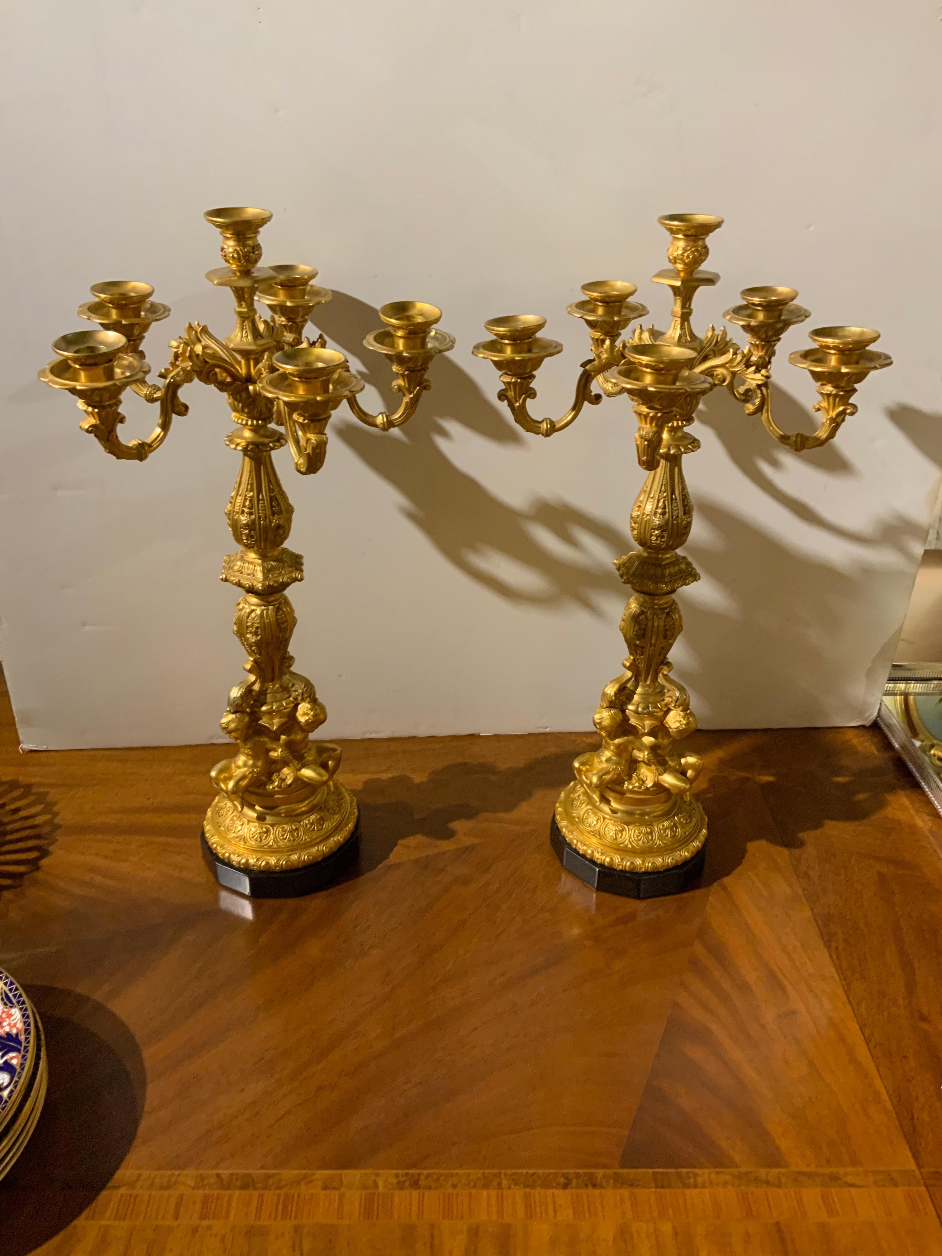 Coppia di candelabri francesi in bronzo dorato, metà del XIX secolo. Sei ugelli a candela In condizioni ottime in vendita a Houston, TX
