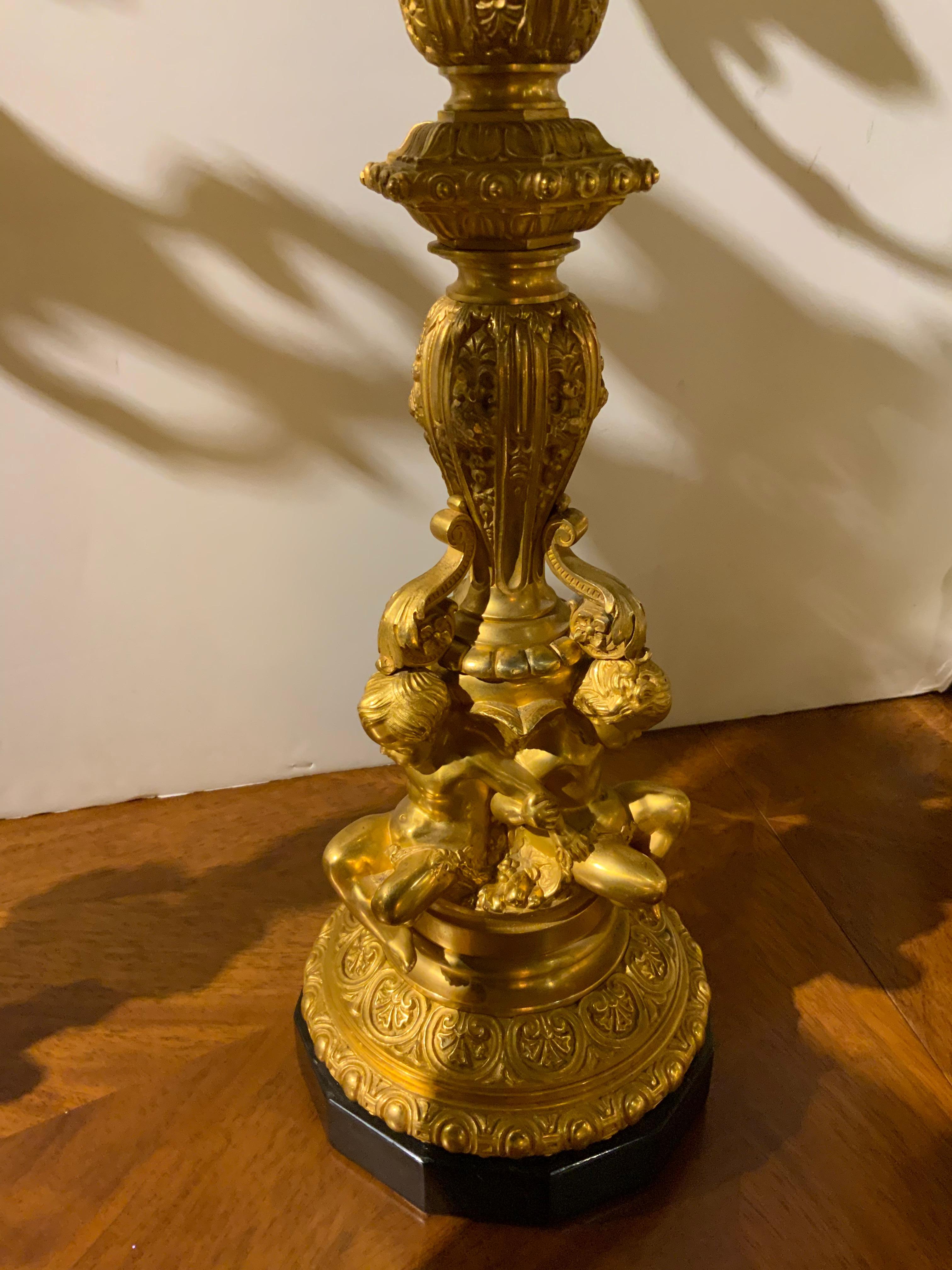 Bronzo Coppia di candelabri francesi in bronzo dorato, metà del XIX secolo. Sei ugelli a candela in vendita
