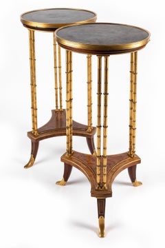 Pareja de finas mesas de centro de estilo neoclásico francés a la manera de Adam Weisweiler