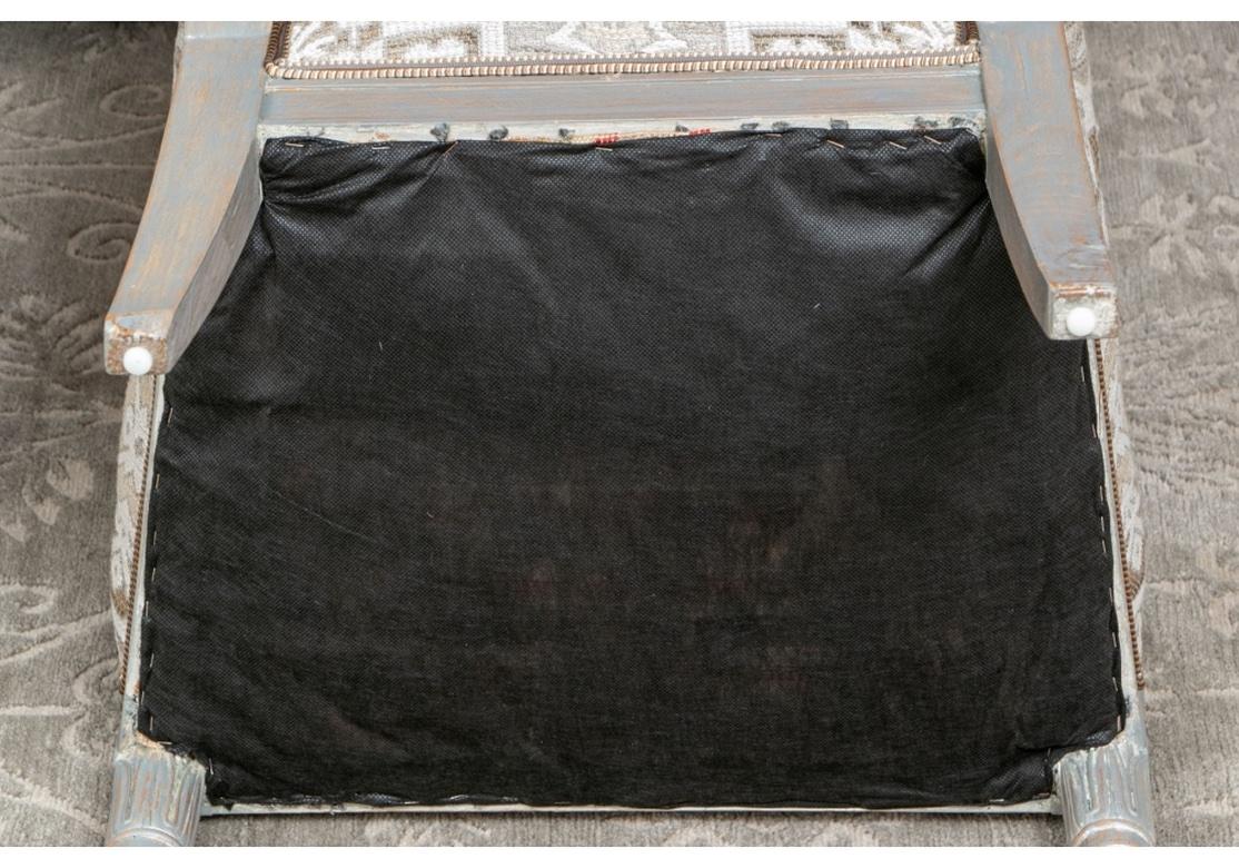 Paire de fauteuils de style gustavien peints en vente 3