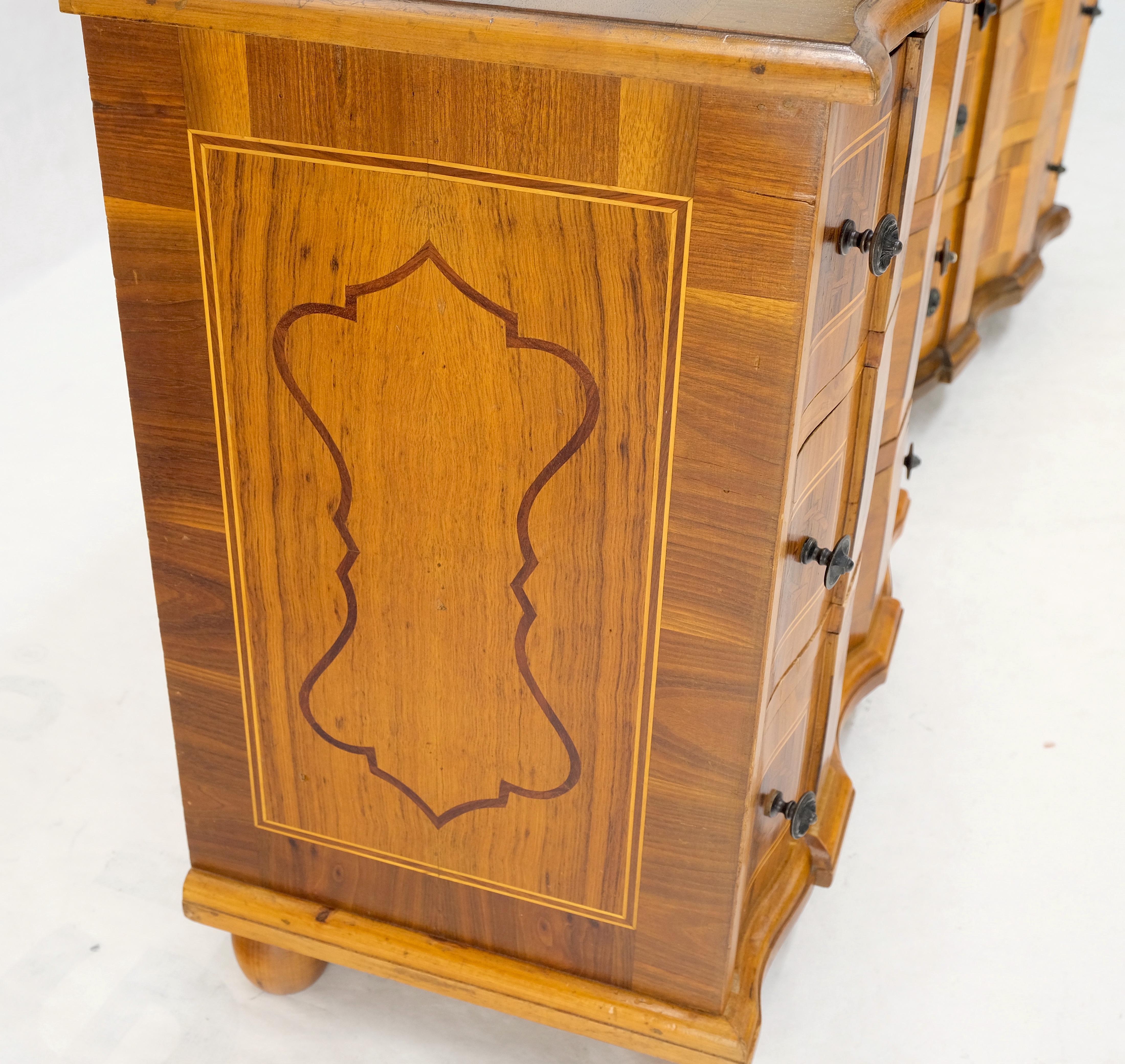 Pareja de mesillas de noche de tres cajones con tapa de bandas de marquetería italiana fina Cómoda pequeña en venta 2