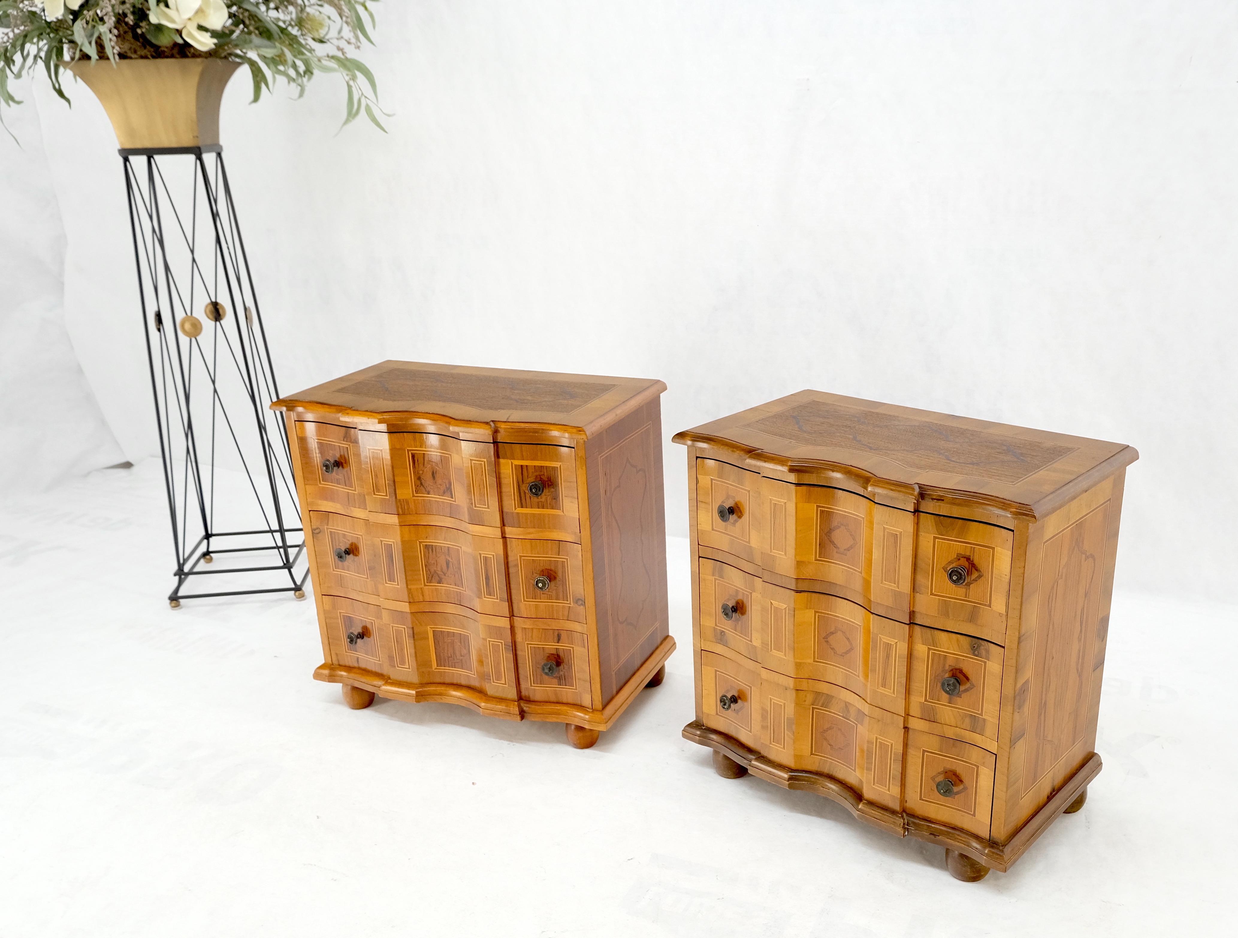 Pareja de mesillas de noche de tres cajones con tapa de bandas de marquetería italiana fina Cómoda pequeña Moderno de mediados de siglo en venta