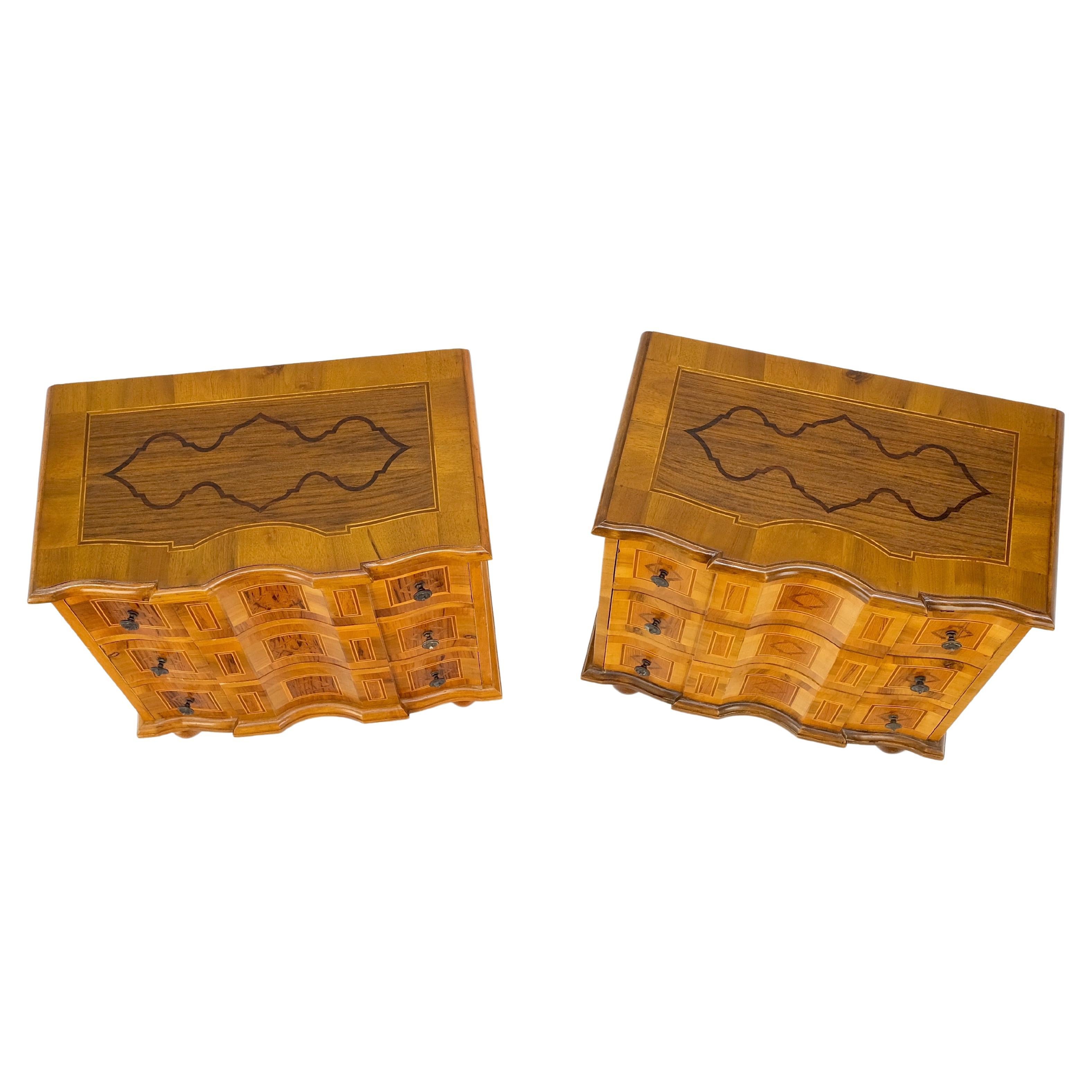 Pareja de mesillas de noche de tres cajones con tapa de bandas de marquetería italiana fina Cómoda pequeña en venta