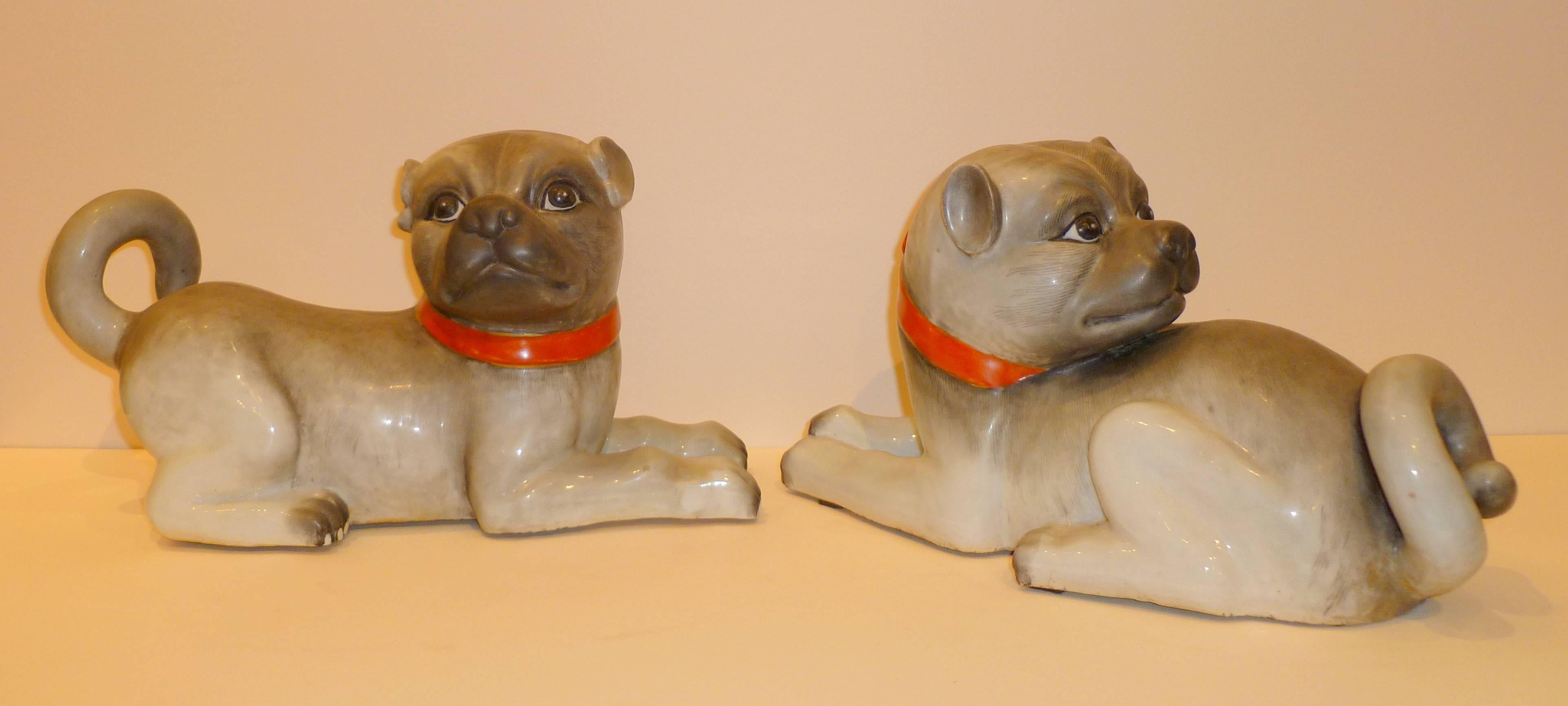Une paire de chiens en porcelaine au modelage vivant. Beaux détails et couleurs.