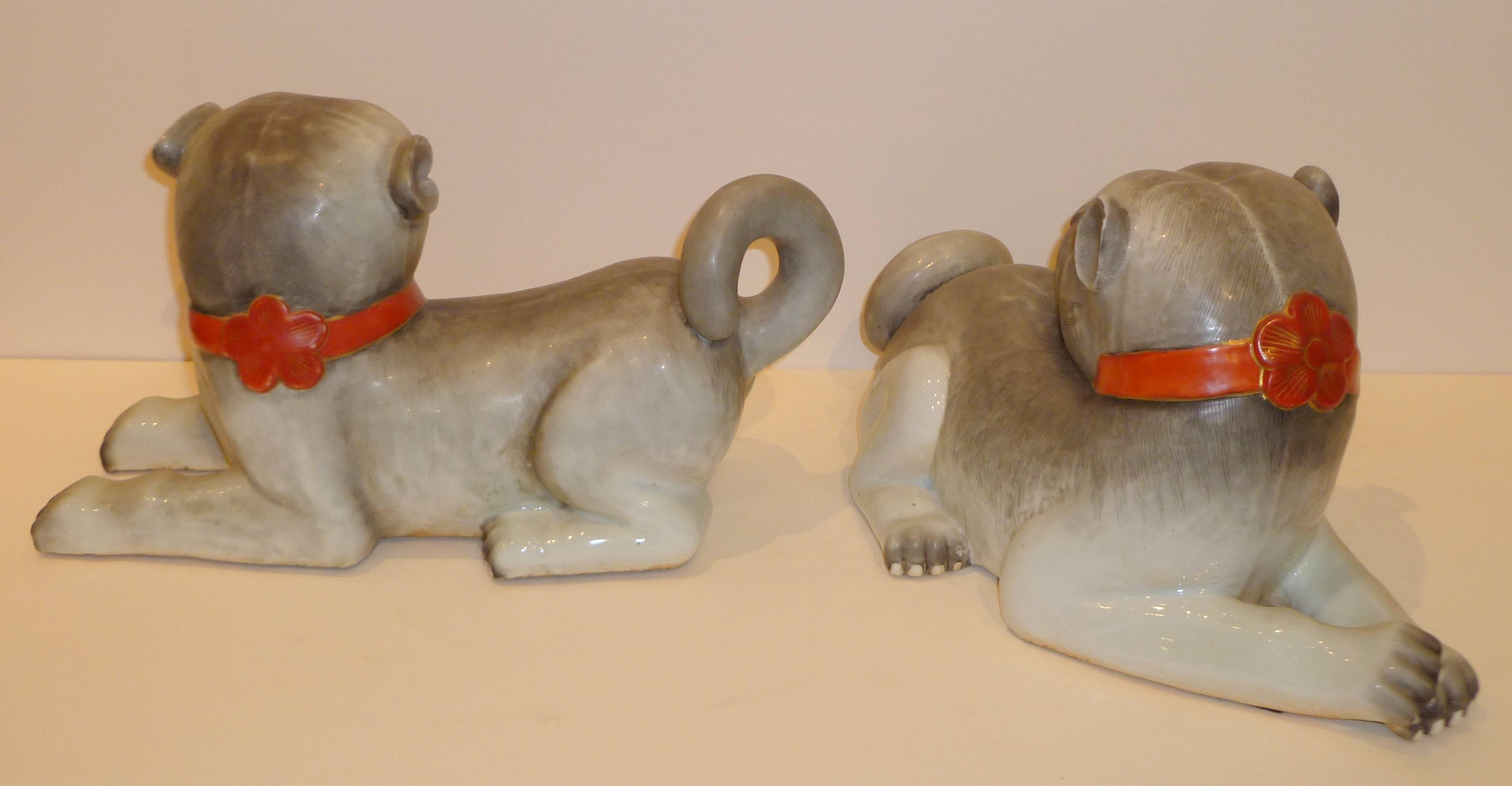 Asiatique Paire de chiens en porcelaine finement modelés et vieillis en vente