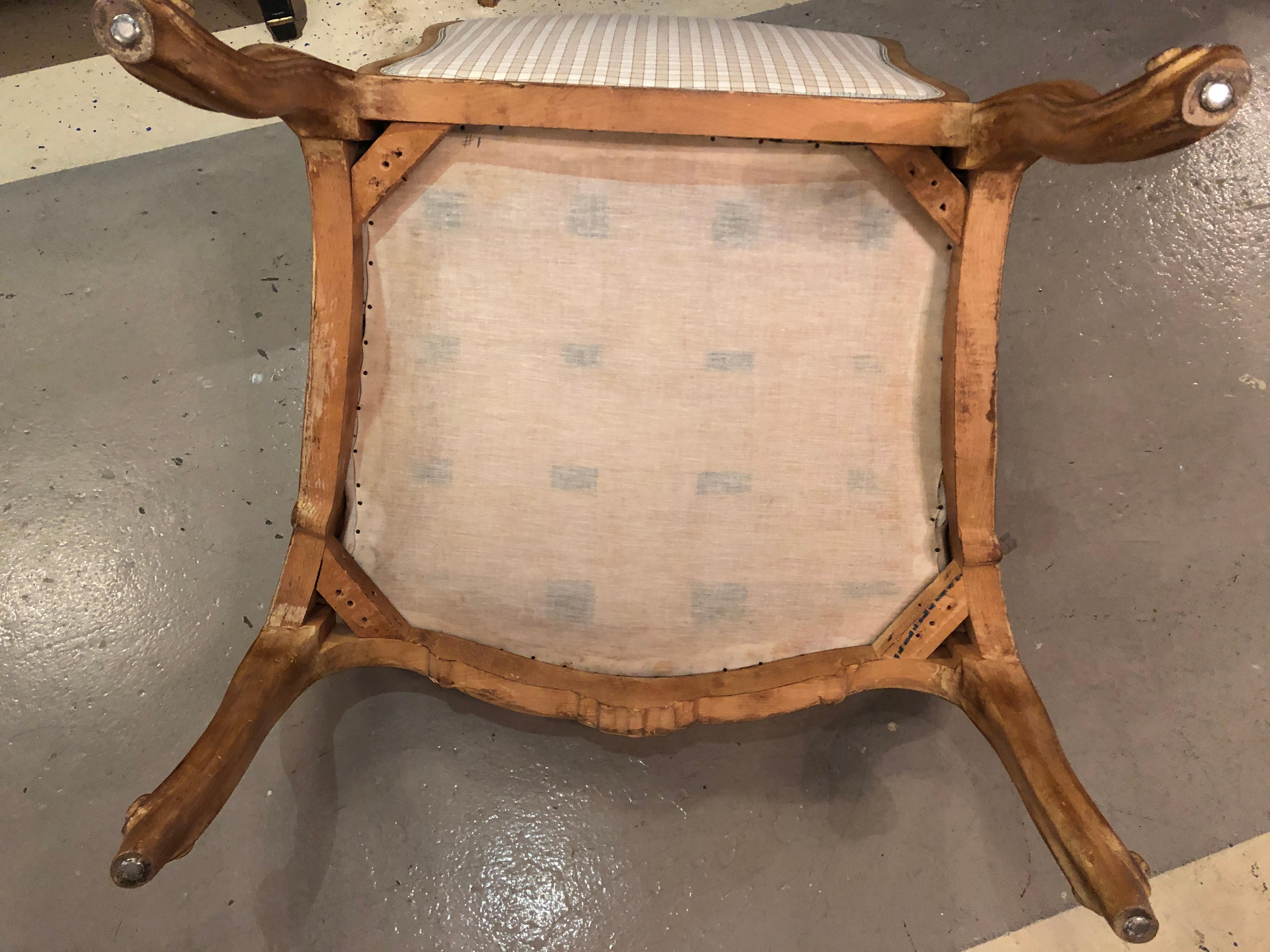 Paar feine Sessel im Louis-XV-Stil mit feiner Polsterung und maßgefertigten Rahmen im Angebot 6