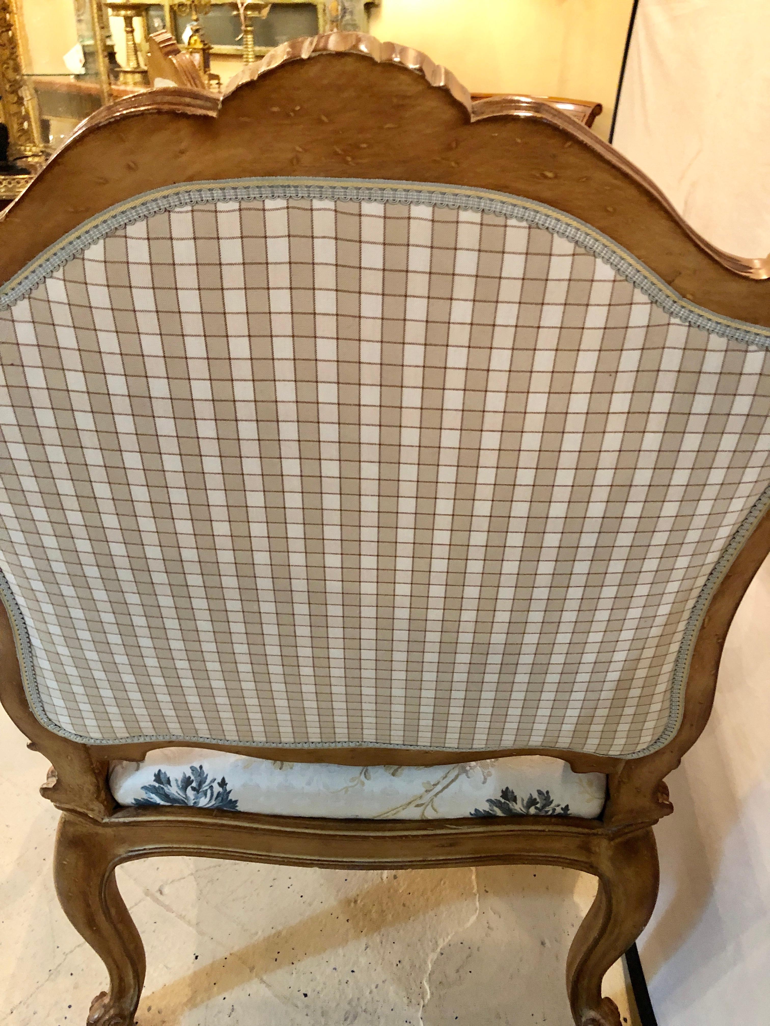 Paar feine Sessel im Louis-XV-Stil mit feiner Polsterung und maßgefertigten Rahmen im Zustand „Gut“ im Angebot in Stamford, CT