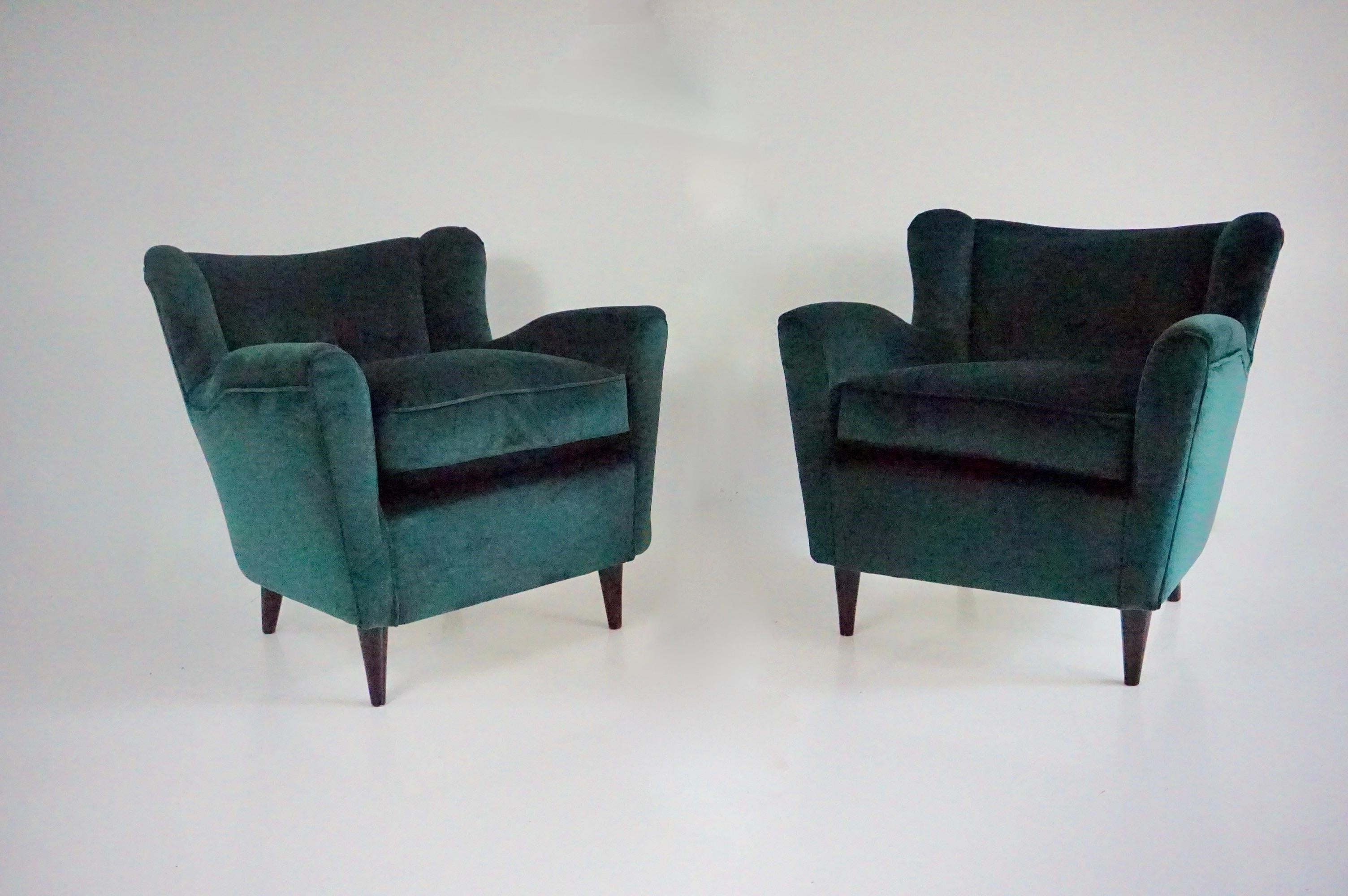 fina y elegante pareja de sillones, diseño de Maurizio Tempestini en 1938
diseñado y producido para una residencia privada, Villa B,  en Florencia dentro de otro par ( en terciopelo rosa antiguo ) fabricado para el dormitorio principal 
retapizado