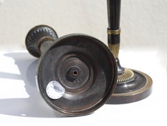 Coppia di raffinati candelabri neoclassici in acciaio dorato e lucido