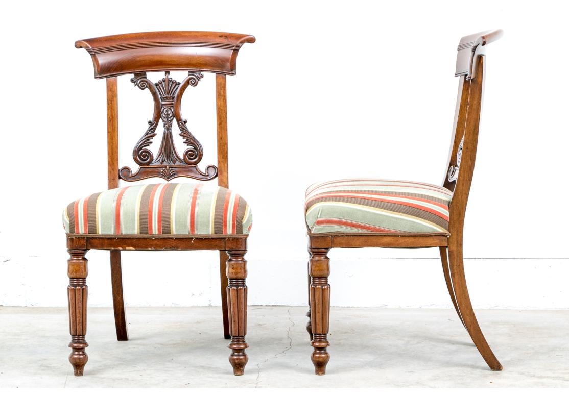 Peut-être italien. Élégantes chaises d'appoint aux cimaises incurvées et chantournées à bandes cannelées. Les éclisses en forme de lyre avec des côtés feuillus finement sculptés et une palmette centrale et des feuilles inférieures. Le tout monté sur