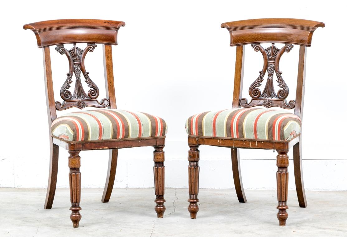 Européen Paire de chaises d'appoint à dossier lyre de style néoclassique en vente