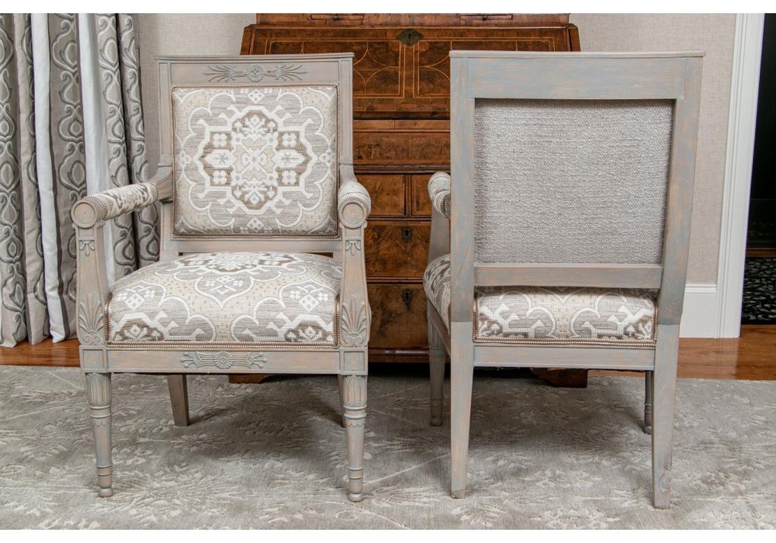 Paar feiner neoklassizistischer, mit Farbe verzierter Armlehnstühle (Holz) im Angebot