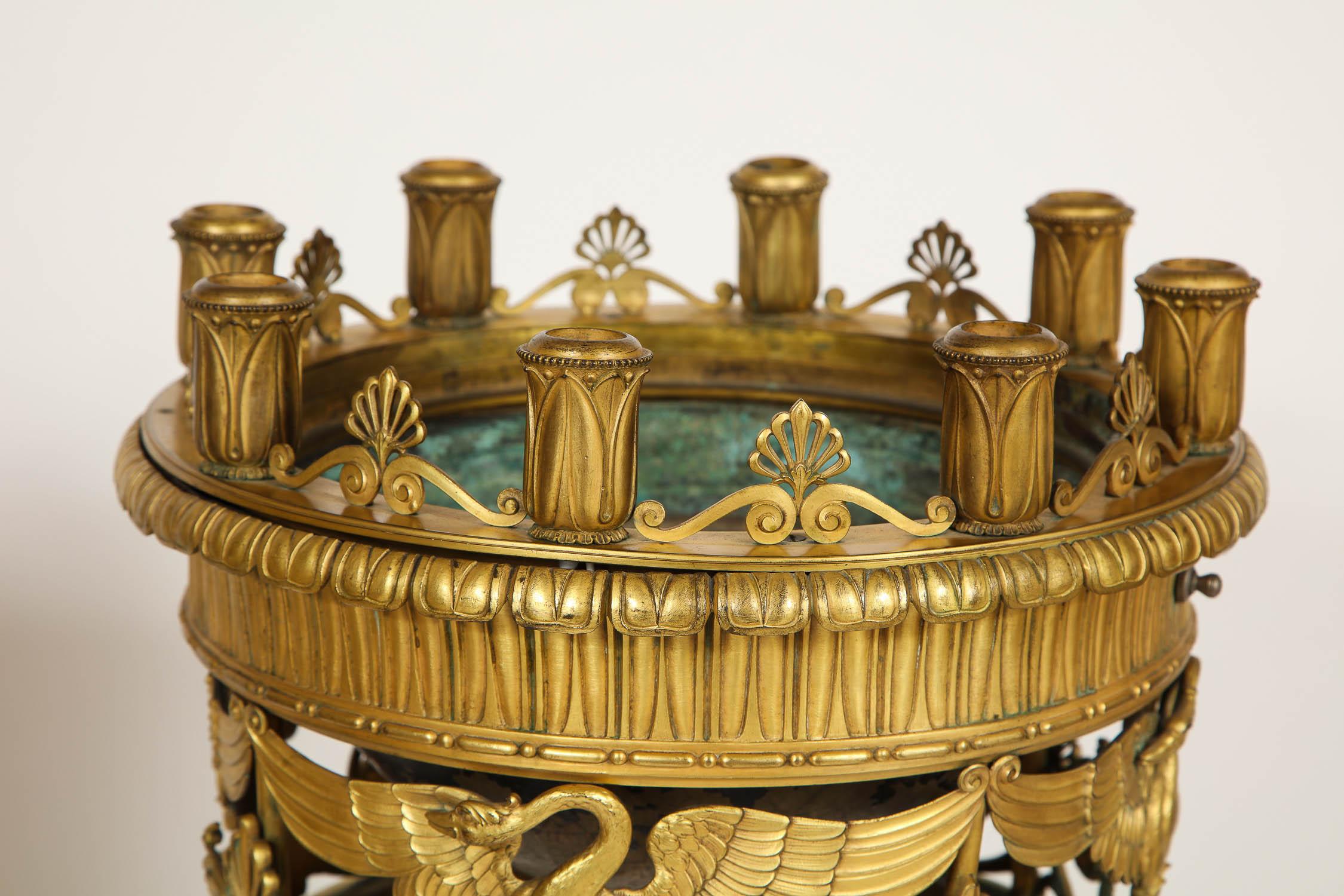 Fin du XIXe siècle Paire de torchères/centres de table à huit lumières en bronze doré et marbre vert en vente