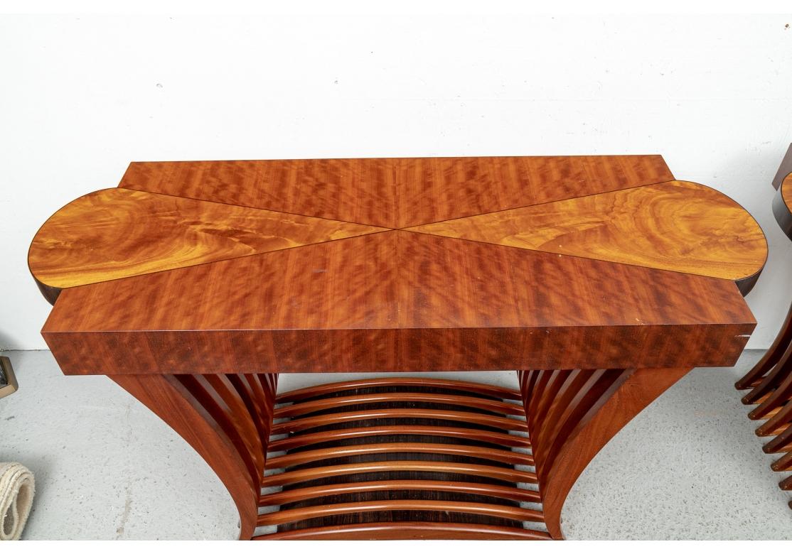Ein Paar feine postmoderne Konsolentische aus gemischtem Holz im Angebot 3