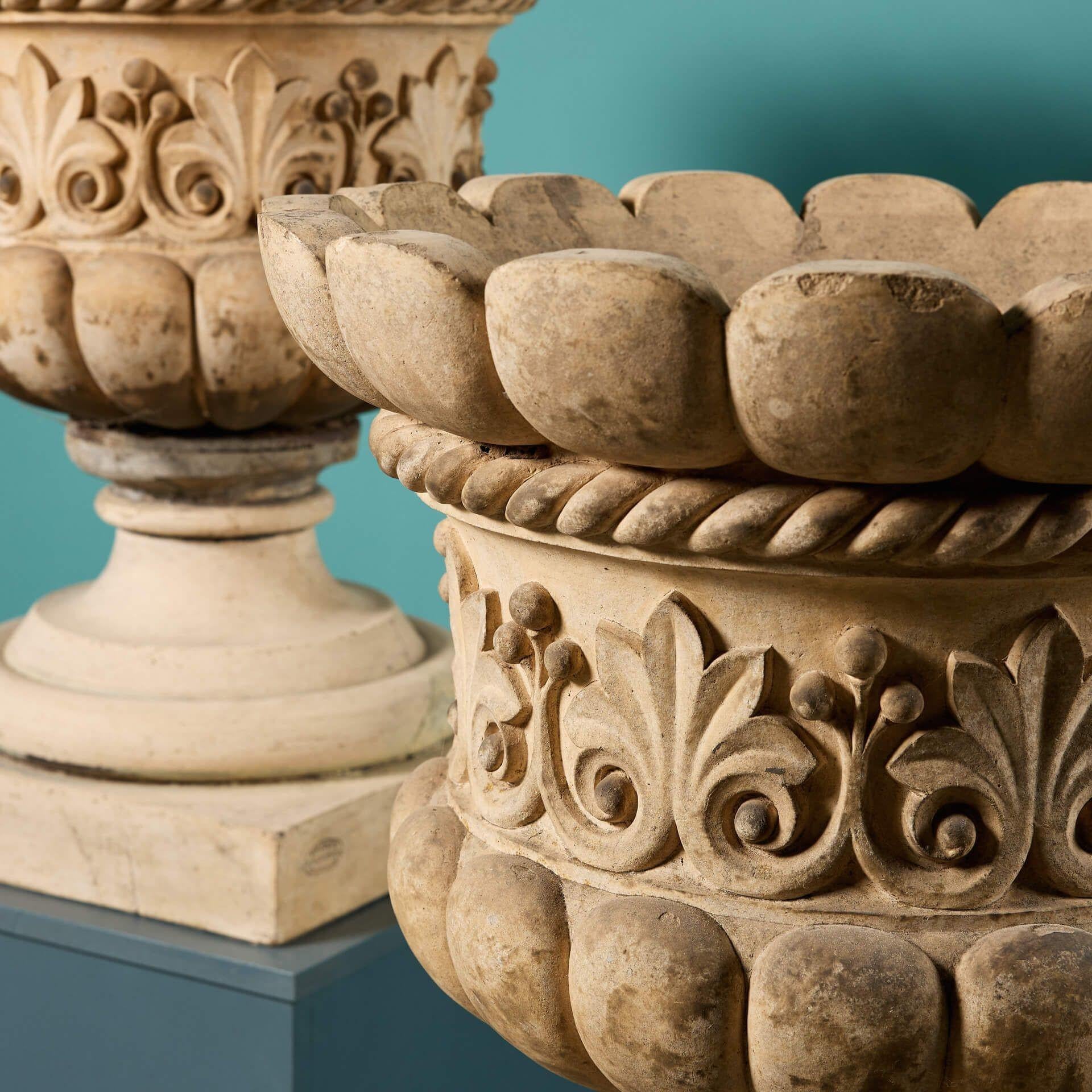 Vittoriano Coppia di raffinate urne antiche in gres di Pulham & Son in vendita