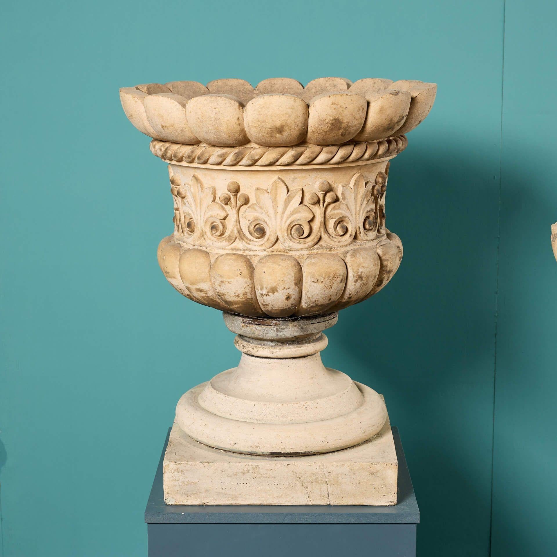 XIX secolo Coppia di raffinate urne antiche in gres di Pulham & Son in vendita