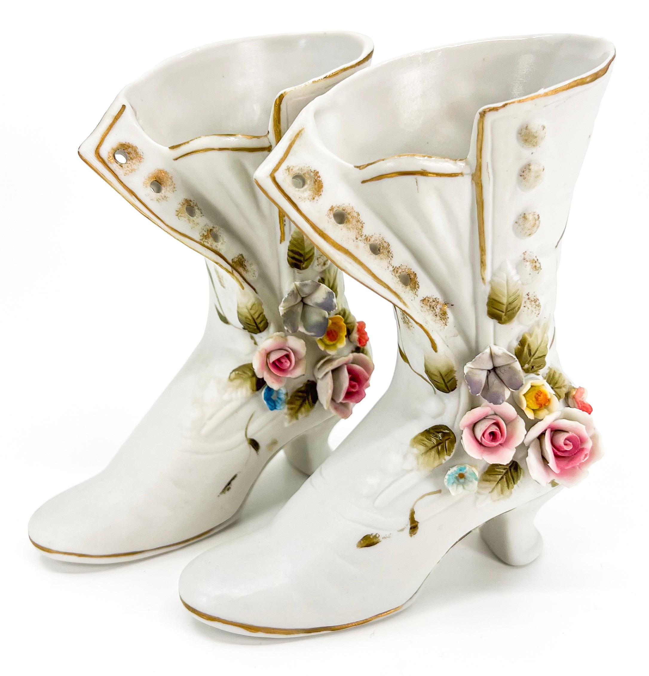 Pair of beautiful bisquit porcelain boots decorated with colorful flowers.
French hand painted and gilt bisque porcelain miniature shoe with flowers in relief made by Villenauxe during the 1900's.

Height 17 cm.