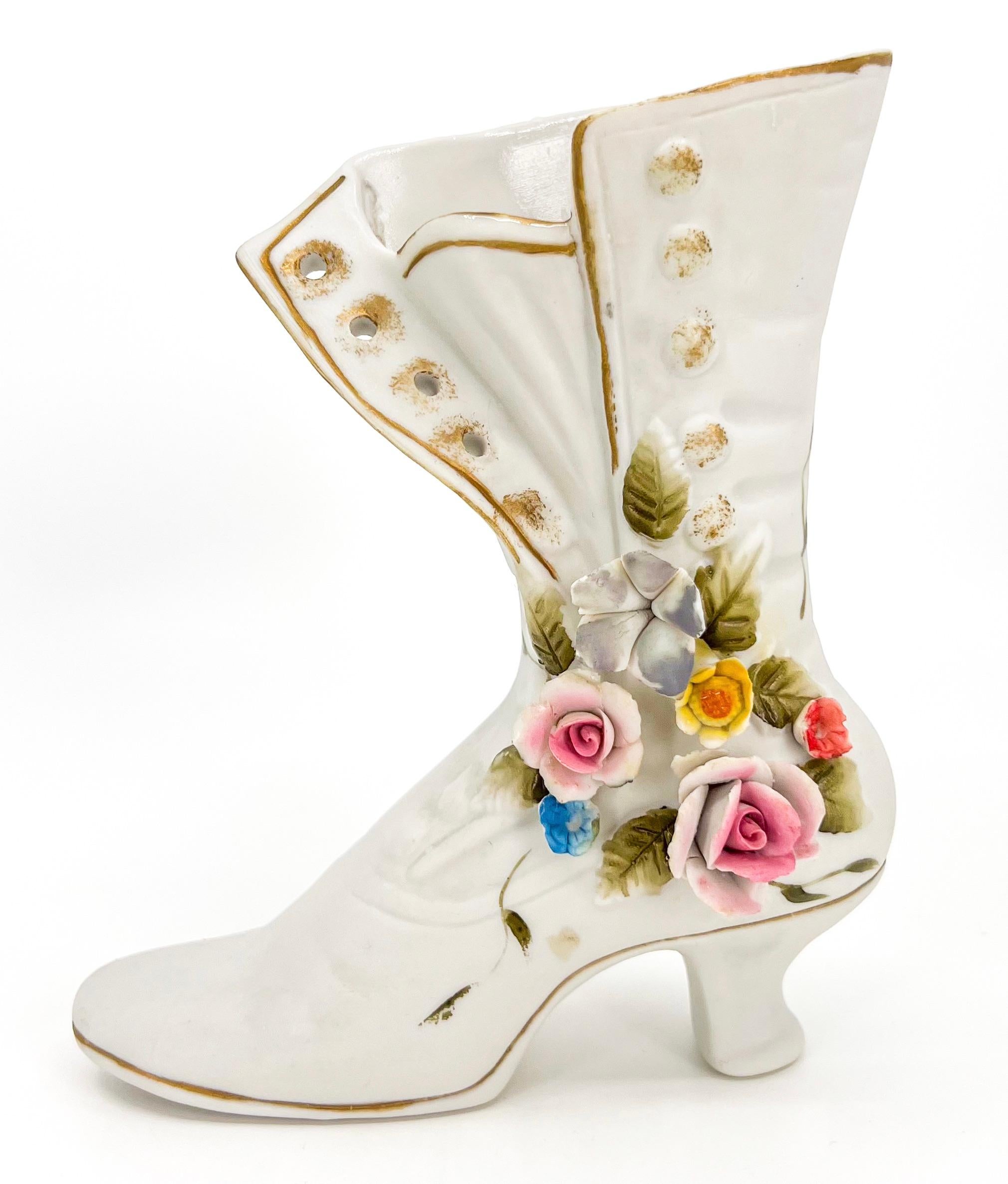 Francese Coppia di vasi decorativi in porcellana d'epoca con stivali da donna floreali di alta qualità in vendita