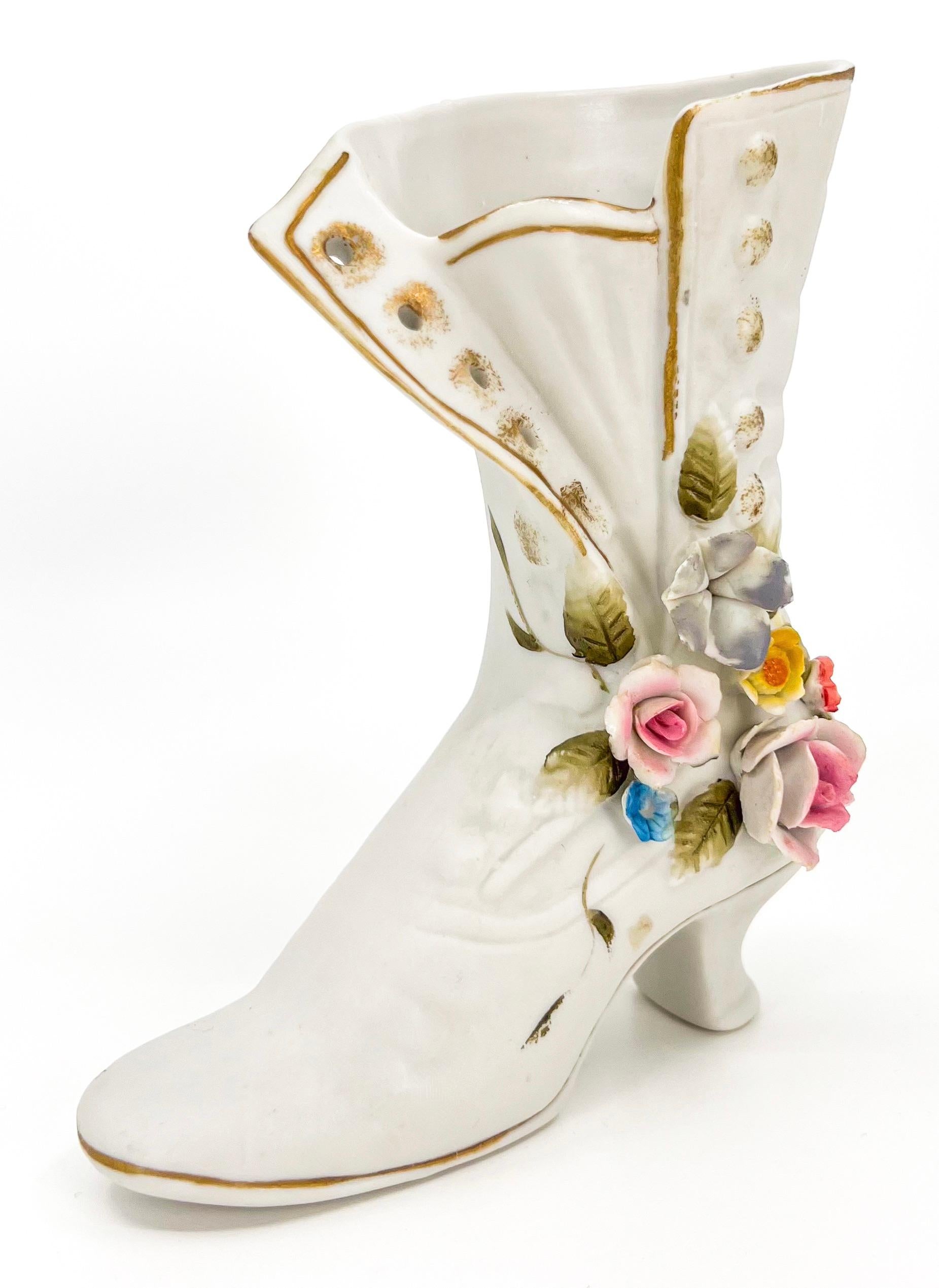 Dekorative Vintage-Porzellanvase mit Blumenmuster für Damen mit Stiefeln in feiner Qualität, Paar im Zustand „Gut“ im Angebot in Antwerp, BE