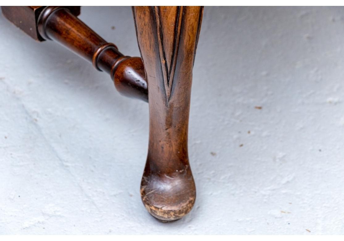 Ein elegantes Paar hochwertiger Stühle mit geschwungener Rückenlehne, gerollten Armlehnen, durchgehenden Kedernähten, lockerem Kissensitz, fester Rückenlehne und Polsterung aus cremeweißem Webstoff. Die Stühle mit gedrechselten H-förmigen Läufern