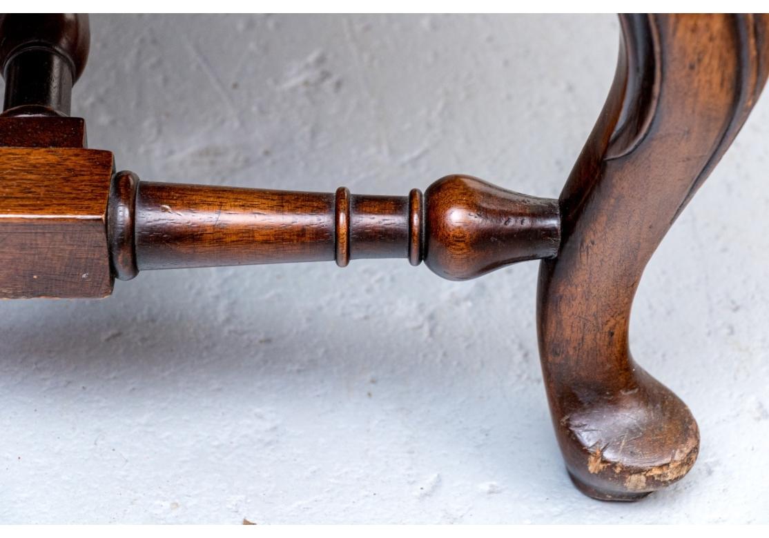 Pair Of Fine Quality Upholstered Chairs And A Half (20. Jahrhundert) im Angebot