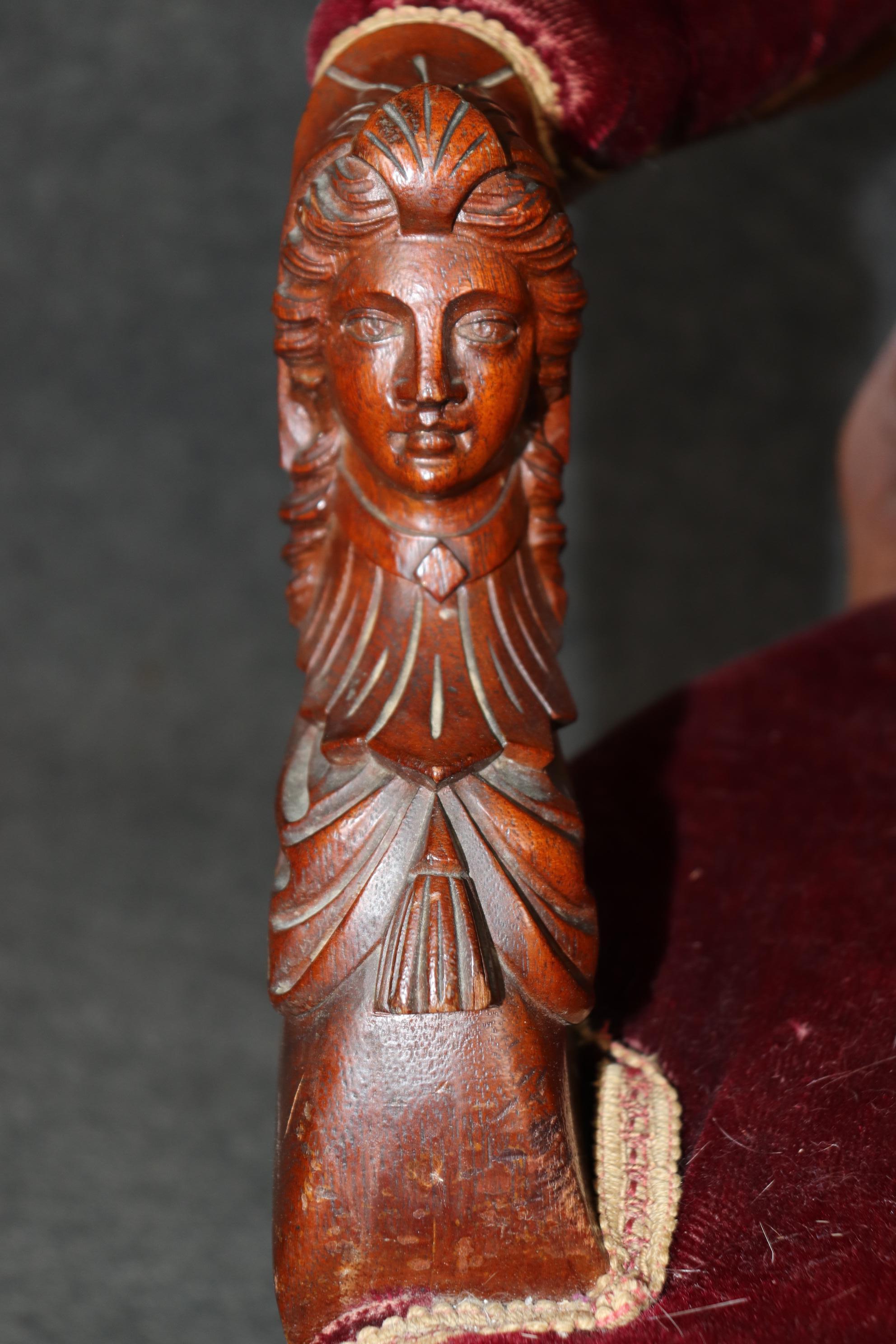 Si tratta di una splendida coppia di poltrone da salotto o poltroncine rinascimentali in noce scolpito con figure di John Jelliff. Le sedie sono in buone condizioni e presentano volti di Jenny Lind eccezionalmente intagliati, che erano molto