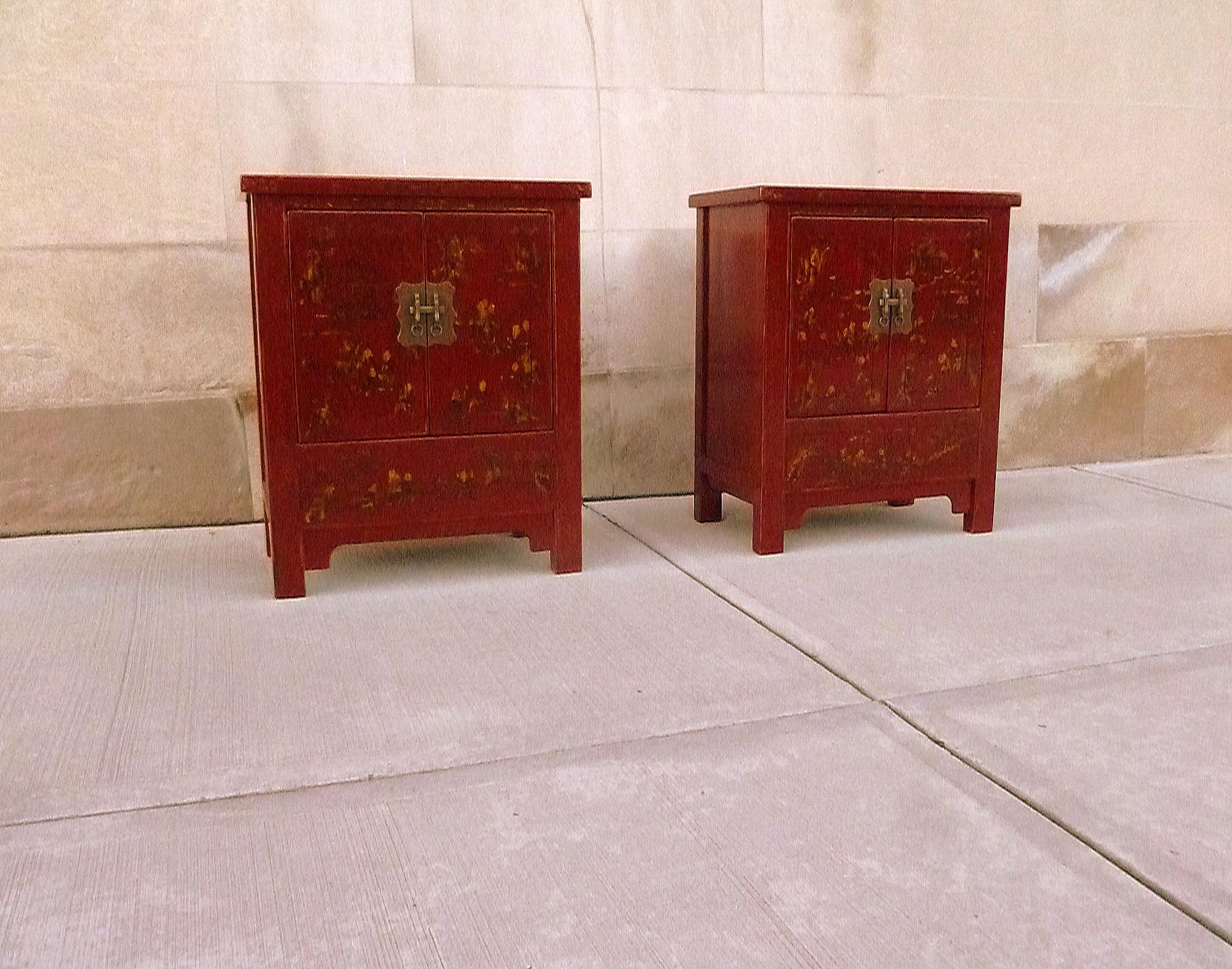 Pair of Fine Red Lacquer Chests with Gilt Motif In Excellent Condition For Sale In Greenwich, CT