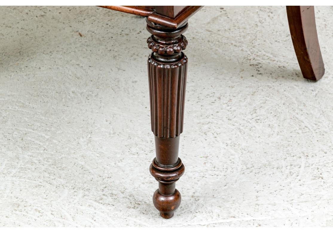 Paire de fauteuils victoriens très sculptés en vente 4