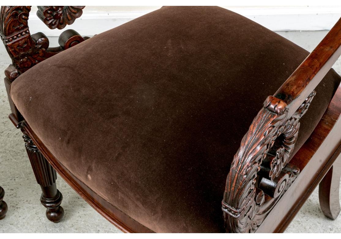 Paire de fauteuils victoriens très sculptés en vente 5