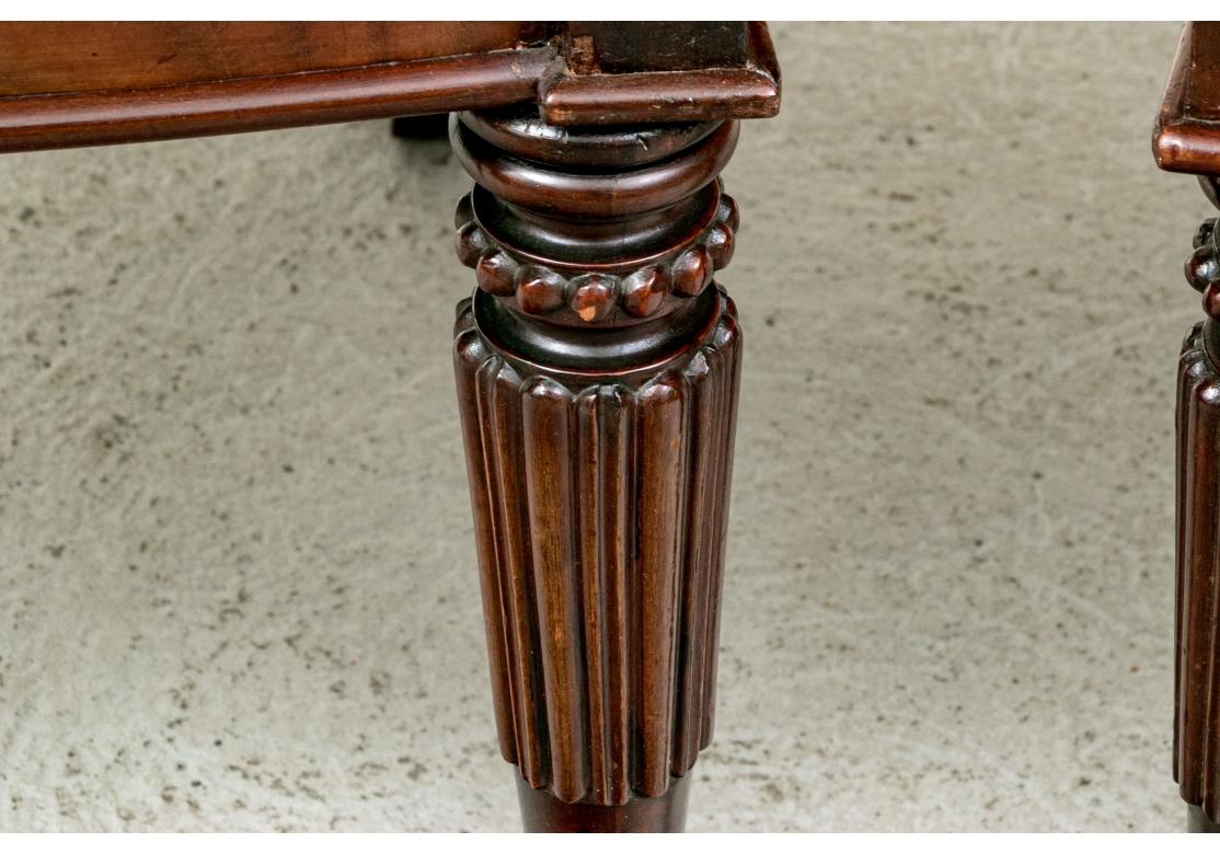 Paire de fauteuils victoriens très sculptés en vente 6