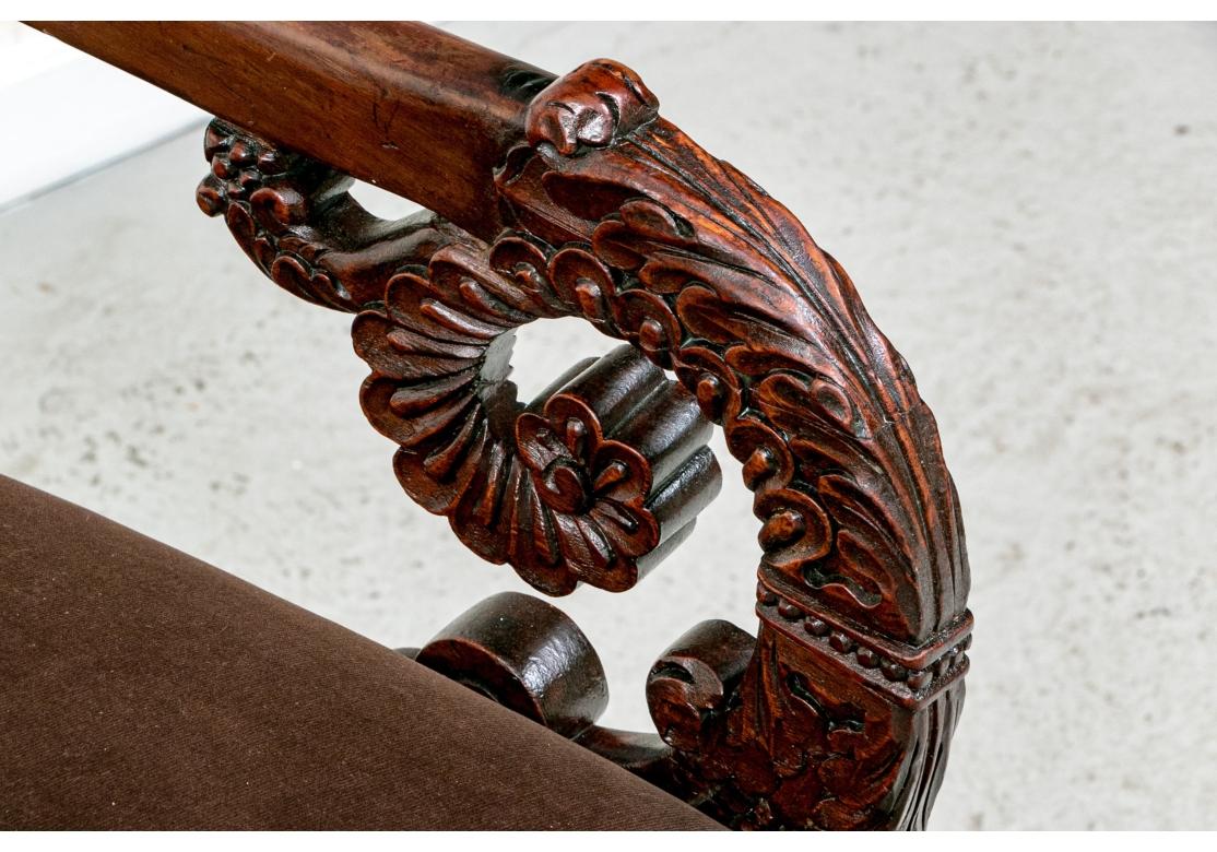 Paire de fauteuils victoriens très sculptés État moyen - En vente à Bridgeport, CT