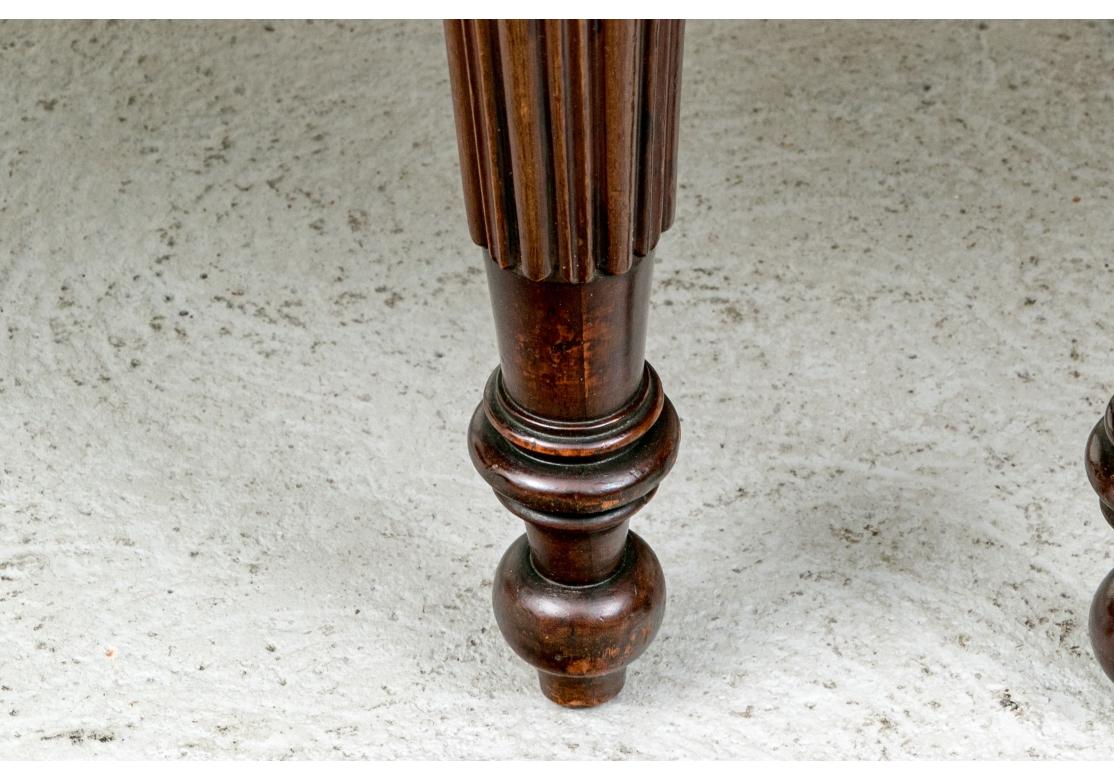 Tissu Paire de fauteuils victoriens très sculptés en vente